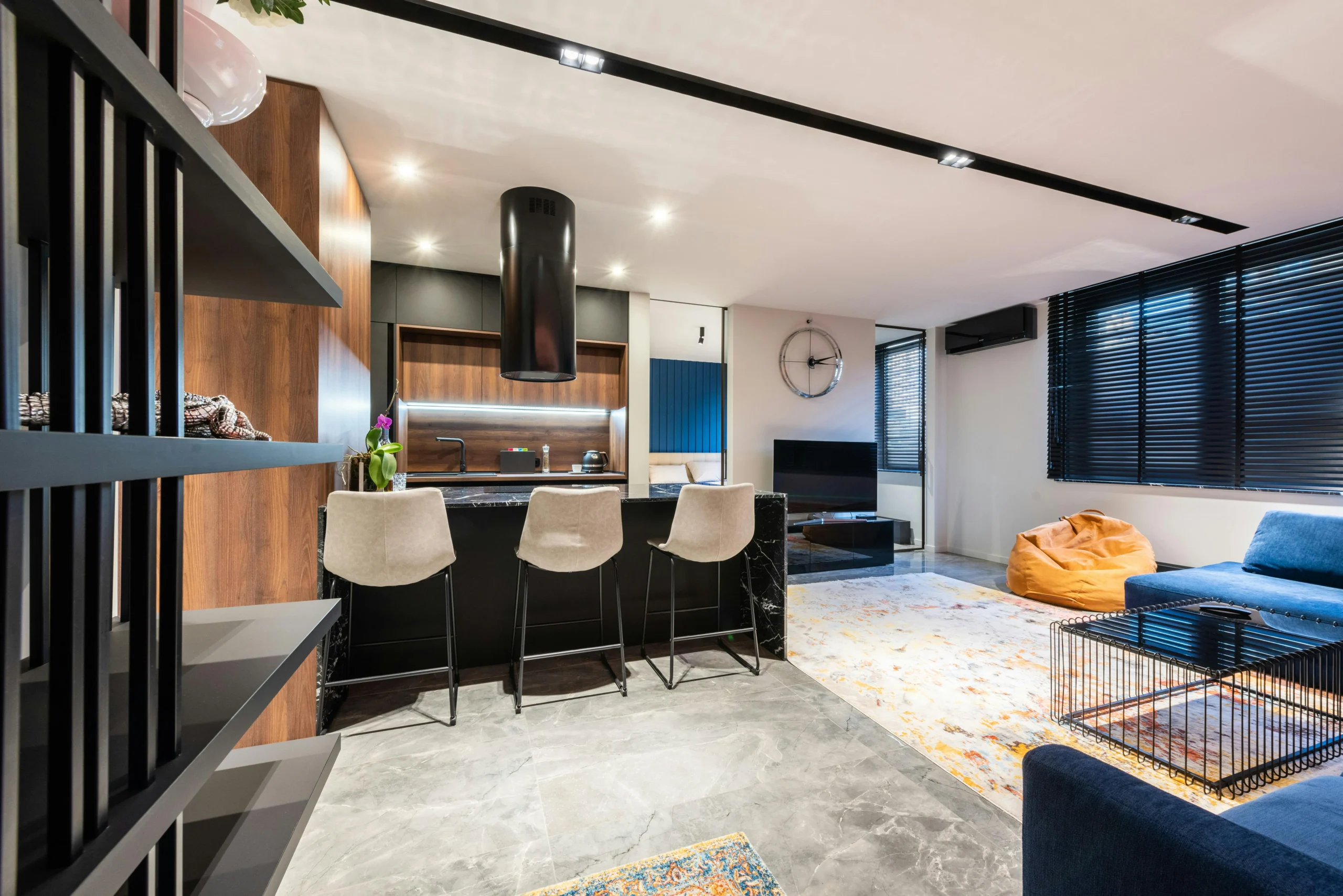 "Déco Pop Loft " — Madrid Salón-Cocina con Isla Negra y Madera Oscura en Planta Abierta
