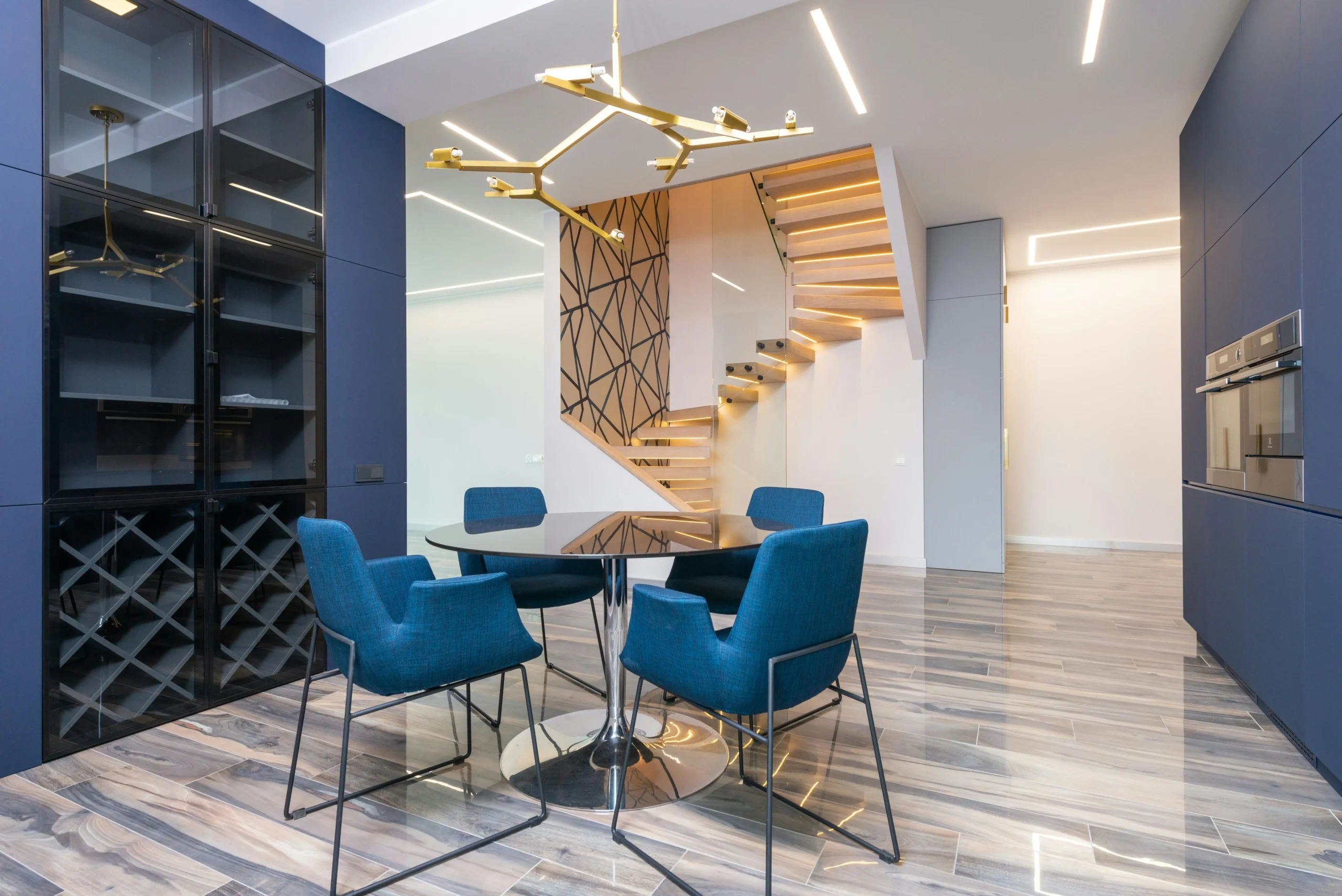 "Loft In Light" — Valencia Comedor Moderno con Escalera Flotante y Lámpara Escultural