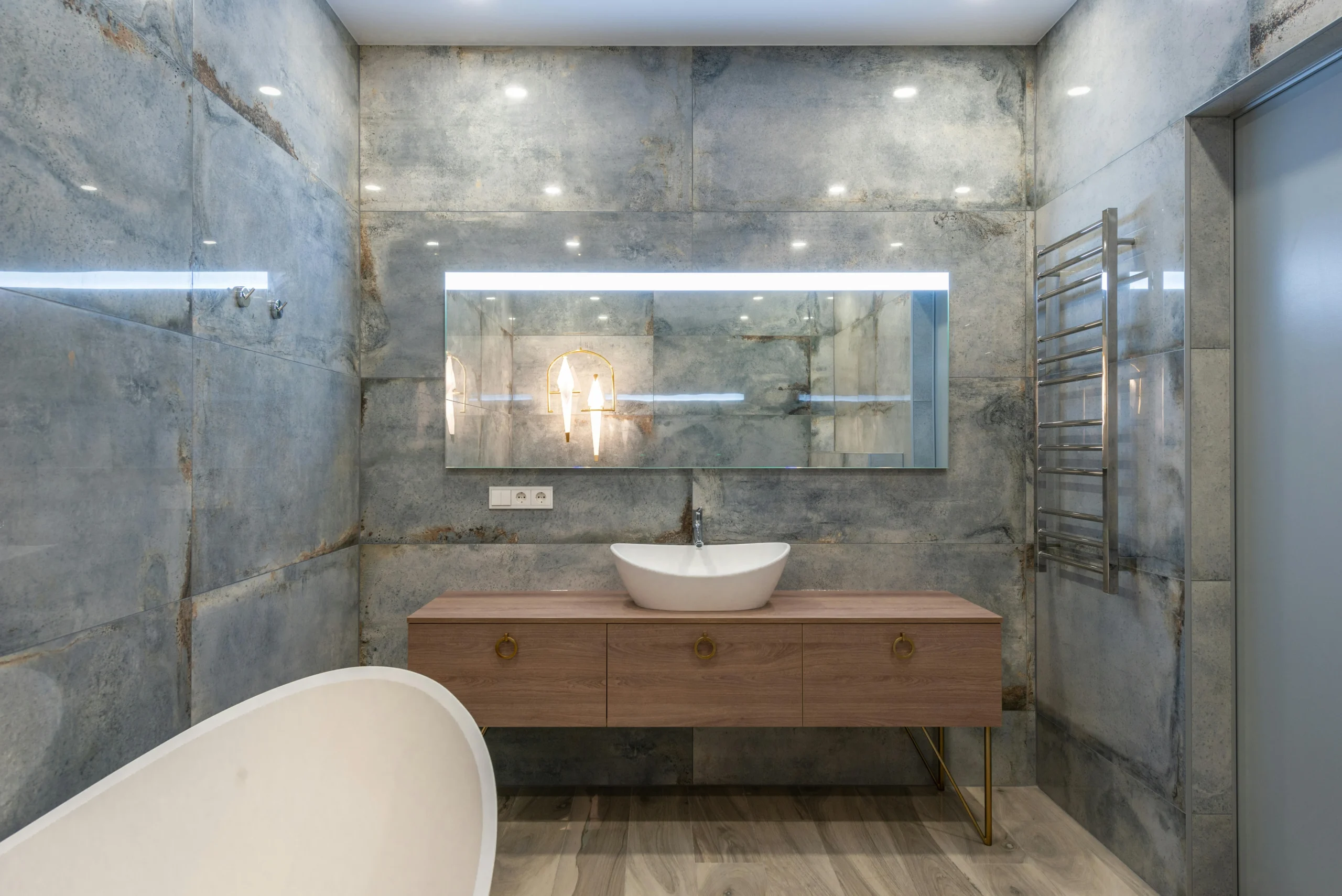 "Loft In Light" — Valencia Baño Contemporáneo con Mueble de Madera Clara y Revestimiento Industrial