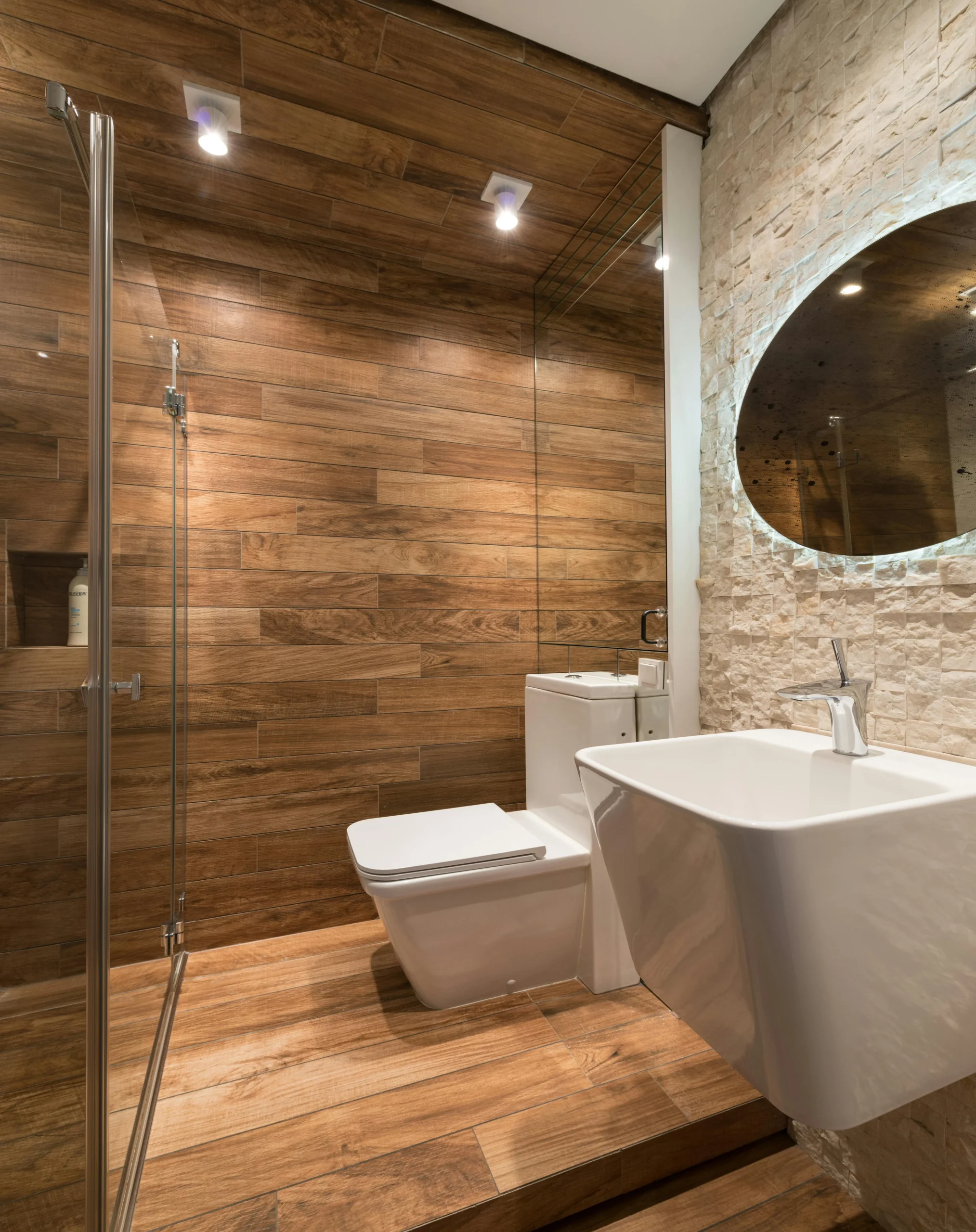 Baño Rústico-Moderno con Envolvente de Madera y Muro de Piedra