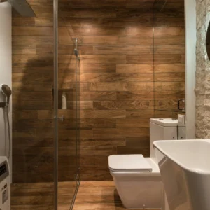 Dikigai LookBook_IMG228 Baño con Ducha de Lluvia y Revestimiento en Madera y Piedra Natural