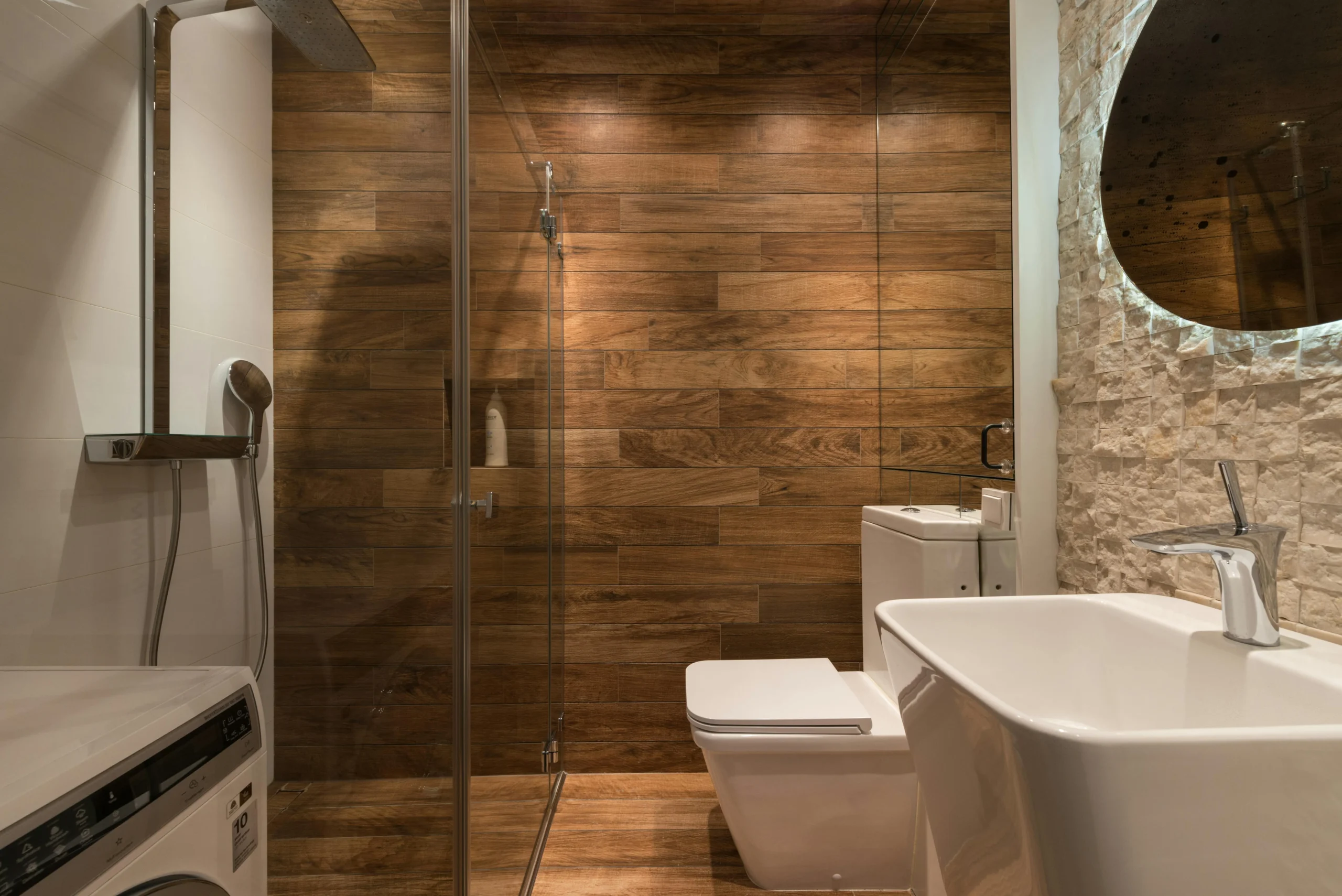 Dikigai LookBook_IMG228 Baño con Ducha de Lluvia y Revestimiento en Madera y Piedra Natural