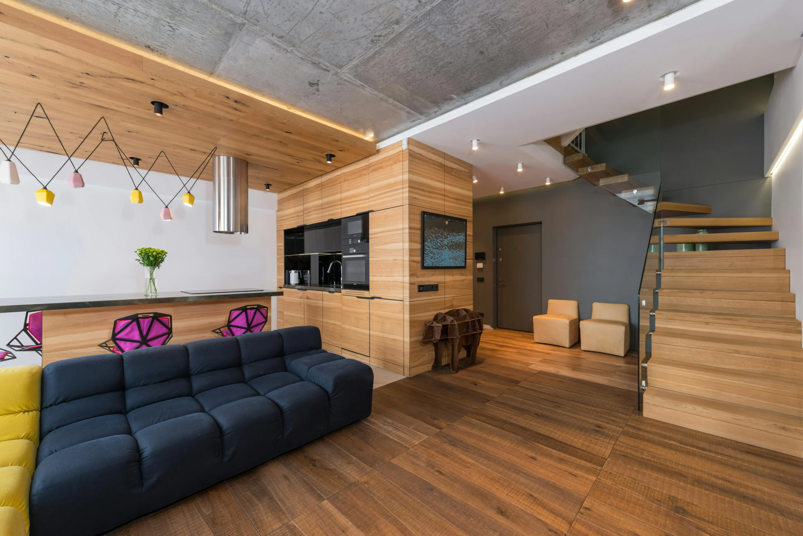 "Déco Pop Loft " — Madrid Salón-Cocina con Barra y Madera Clara en Espacio Abierto Industrial Chic