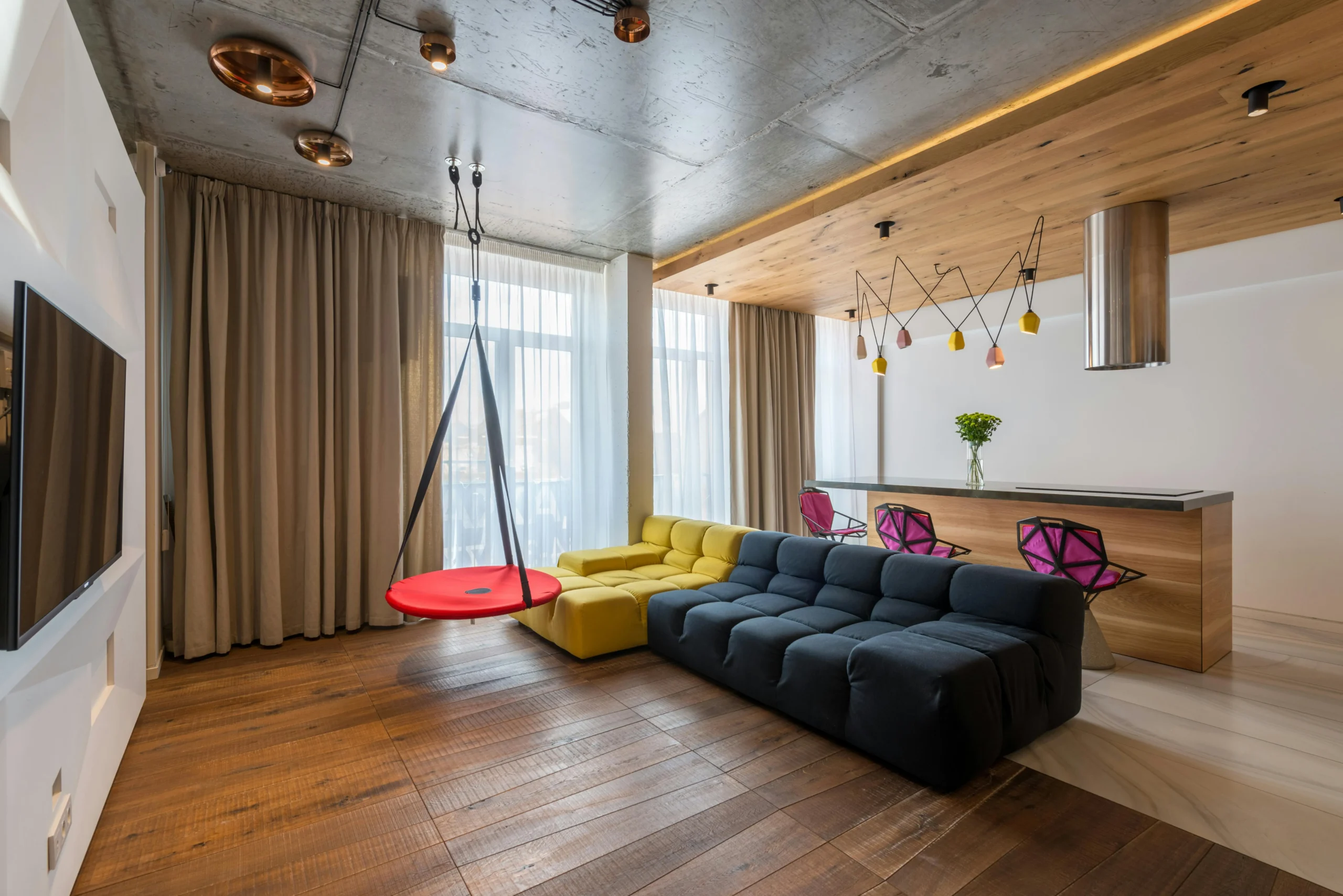 "Déco Pop Loft " — Madrid Sala de Estar con Sofá Modular Bicolor y Columpio Interior
