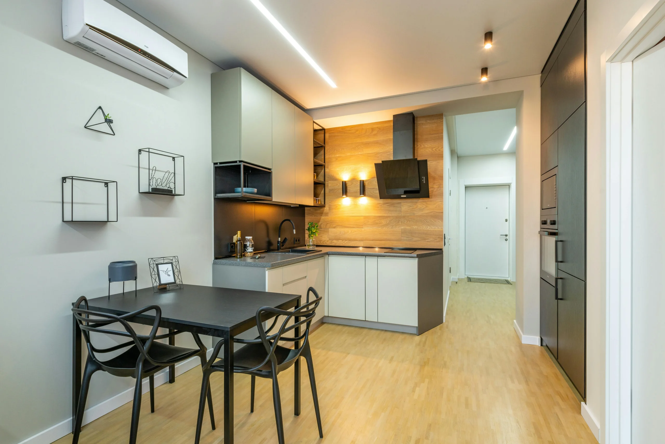 Cocina Minimalista en Gris y Negro con Panel de Madera Clara