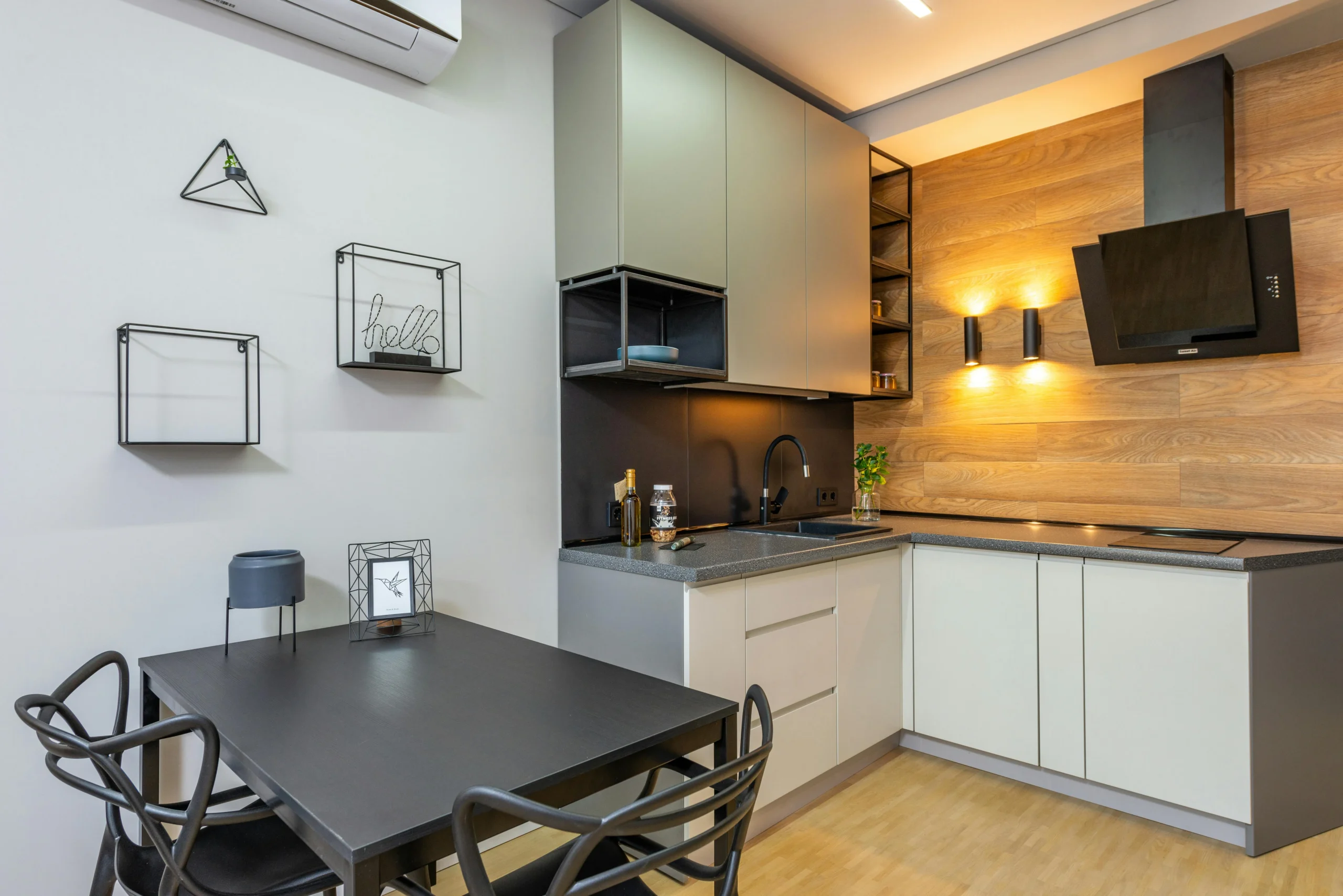 Cocina Minimalista en Gris y Madera con Comedor Integrado