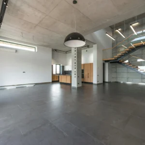Loft de Estilo Industrial con Cocina Abierta y Escalera Escultural