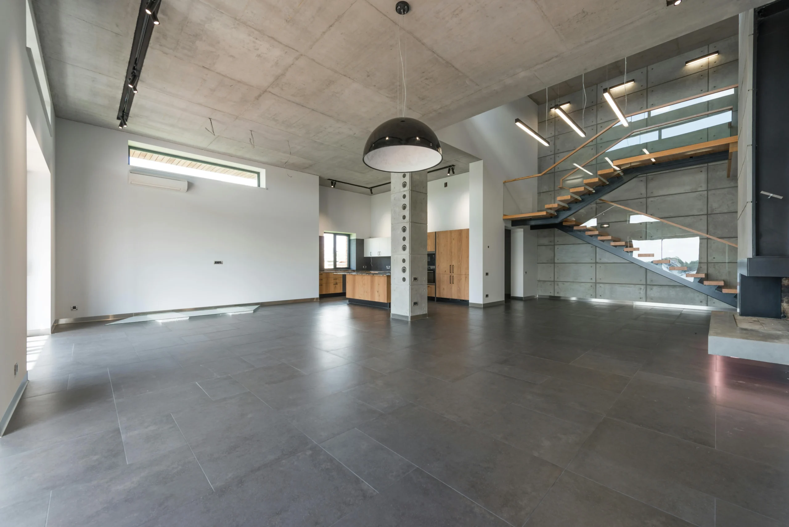 Loft de Estilo Industrial con Cocina Abierta y Escalera Escultural