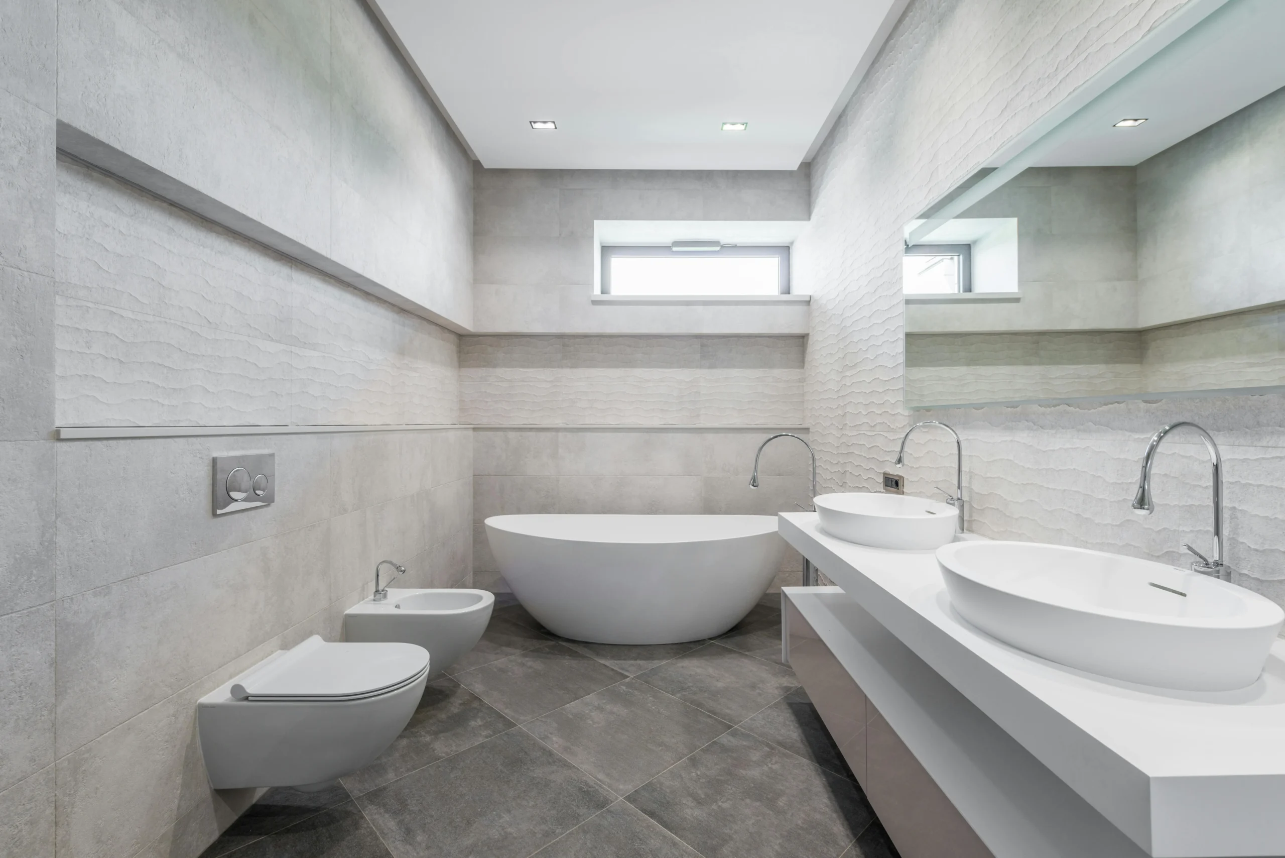 Baño Minimalista en Gris Claro con Bañera Exenta