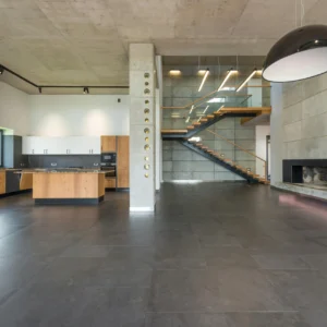 Loft Industrial con Cocina en Madera y Hormigón Visto