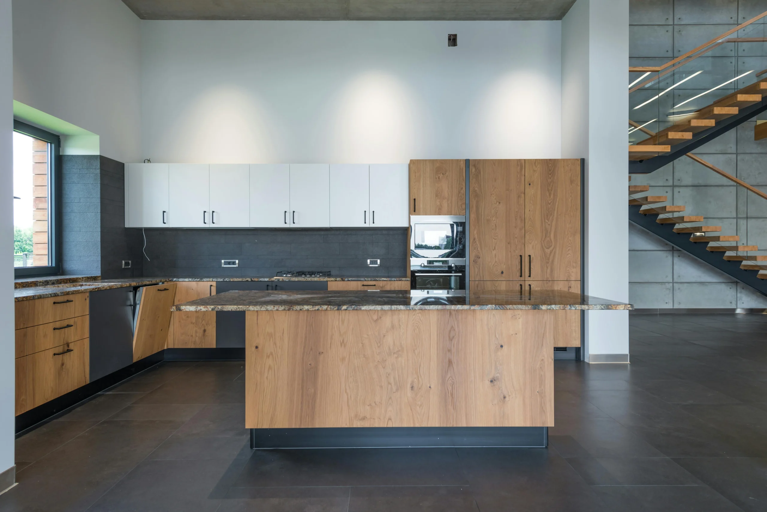Cocina Contemporánea en Madera y Encimera de Granito