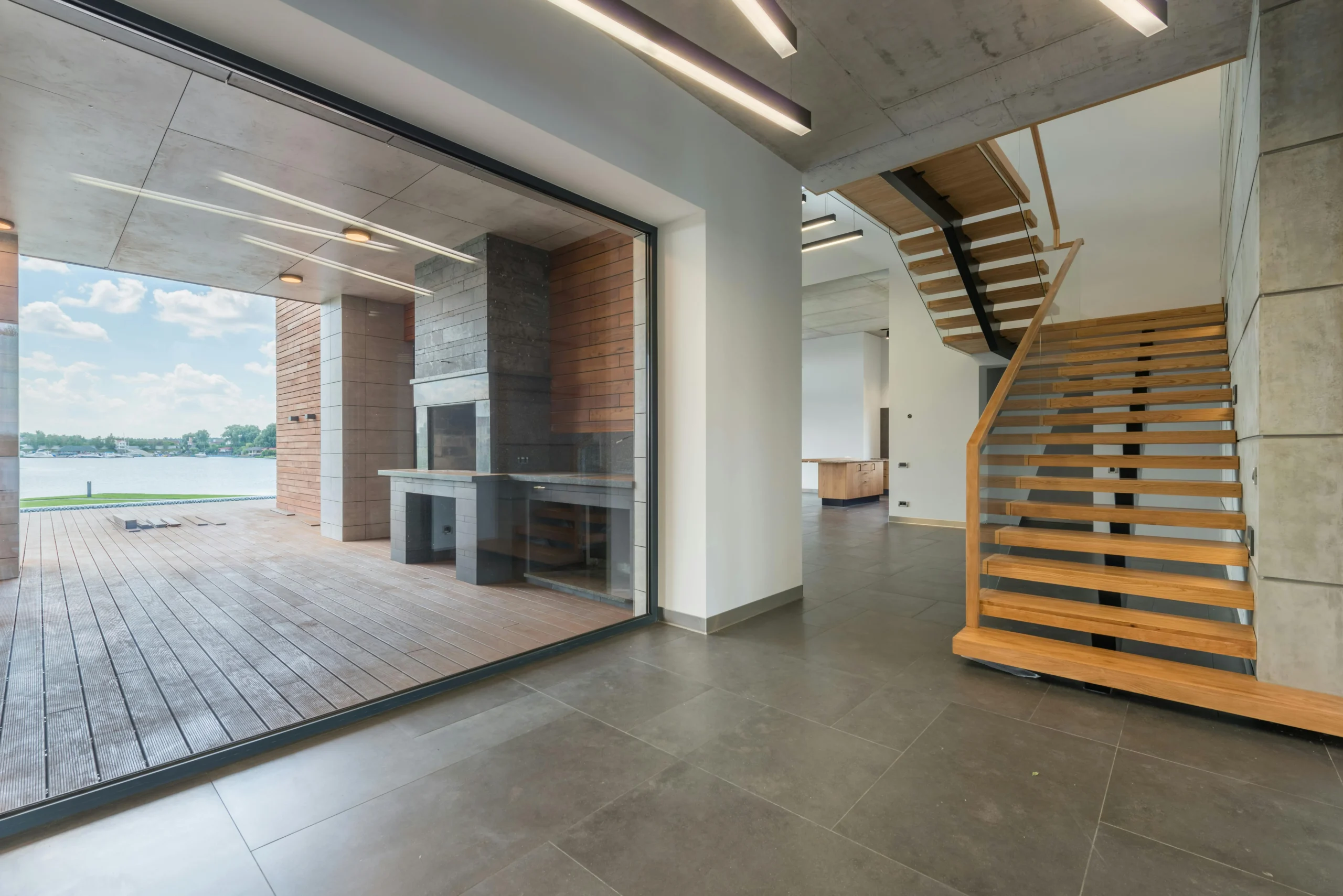 "Loft In Light" — Valencia Vestíbulo Contemporáneo con Escalera Volada y Cristal Panorámico