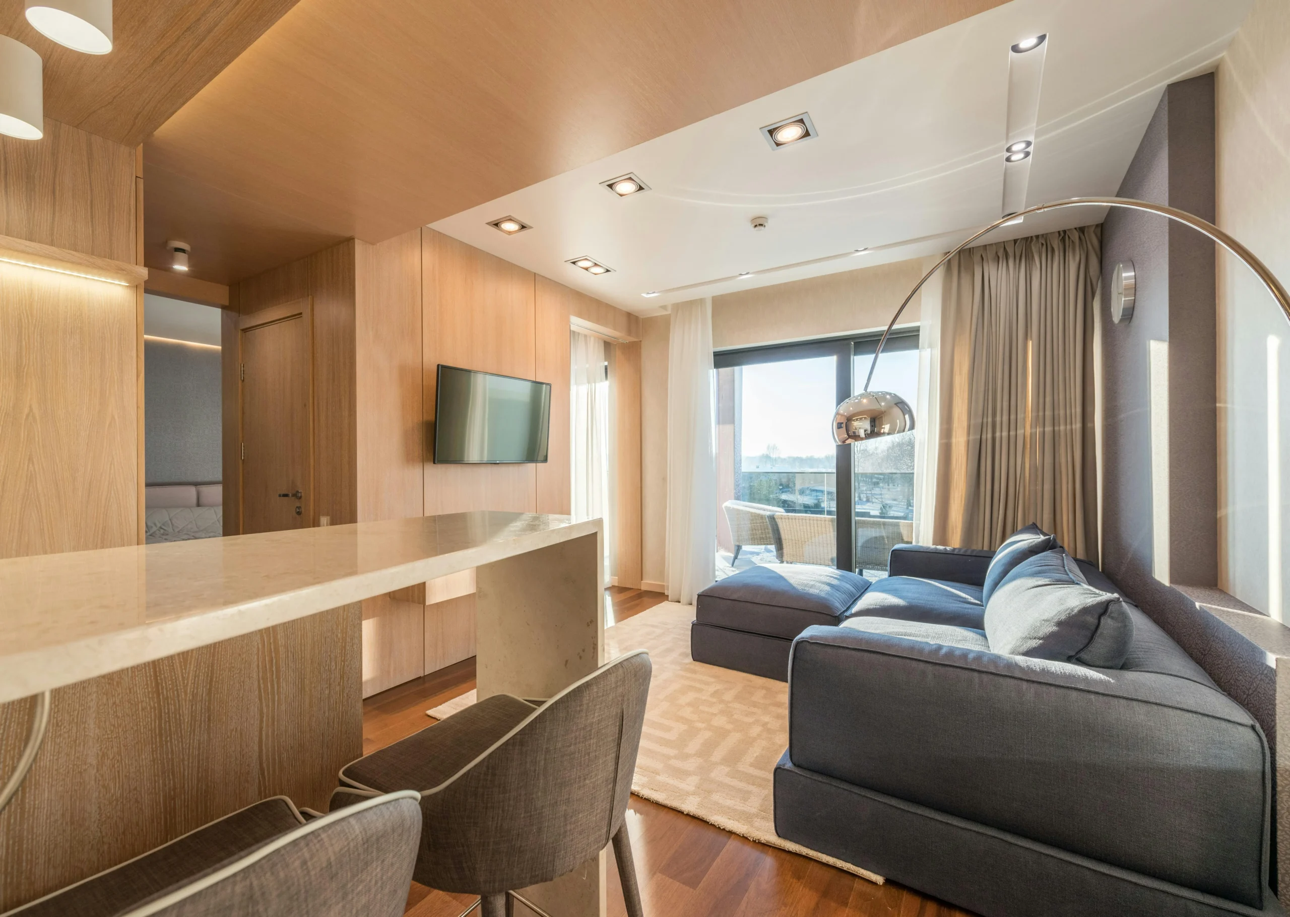 Sala de Estar con Sofá Modular y Madera Natural
