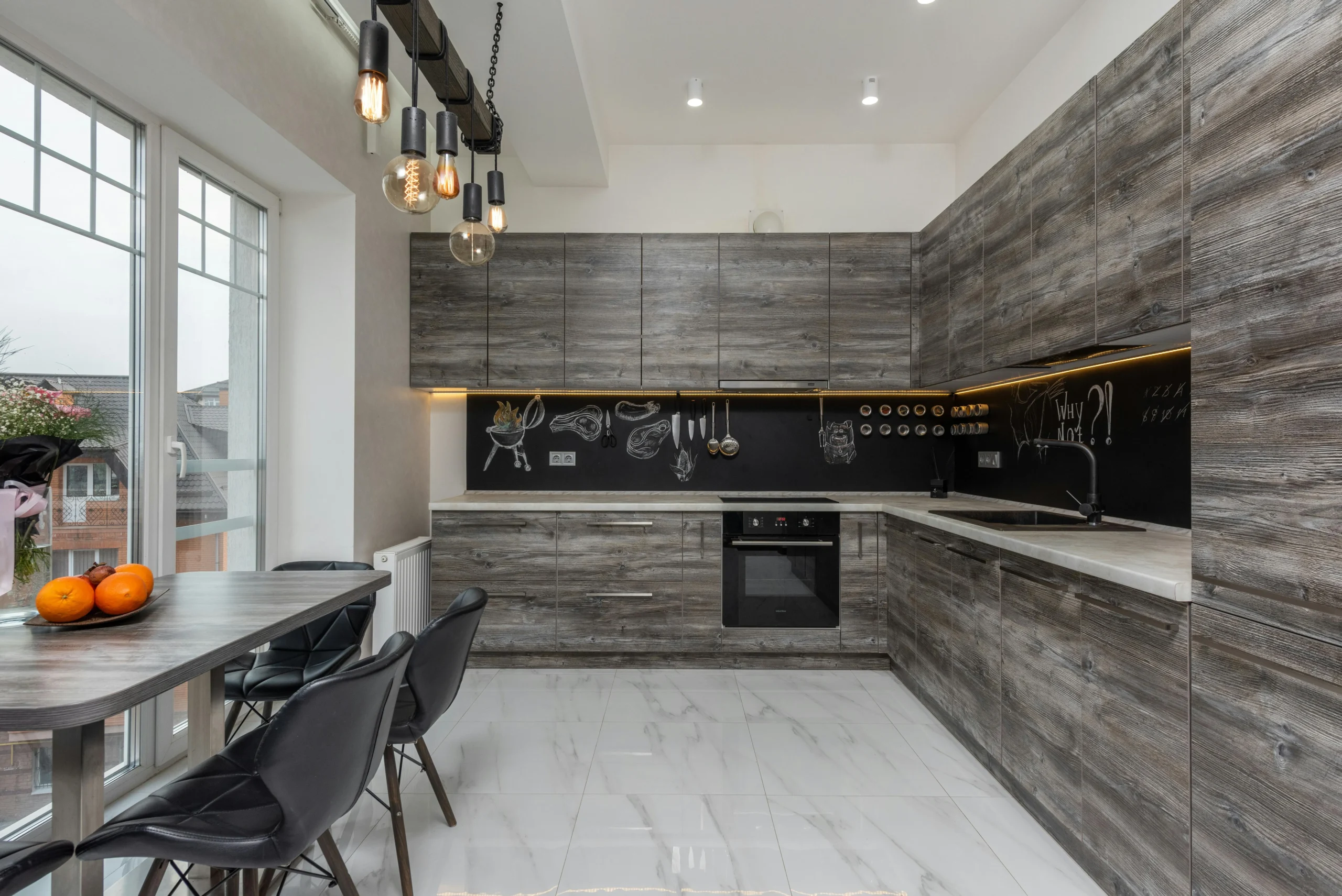 Cocina de Diseño en Madera Envejecida con Detalles Negros 