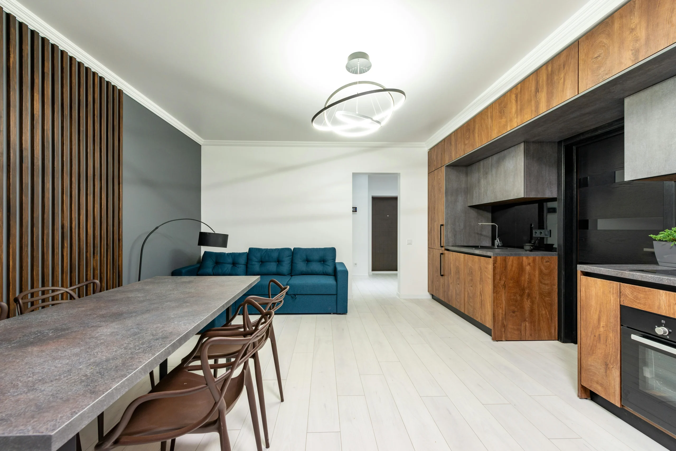 Cocina Minimalista en Madera y Gris con Sala Integrada