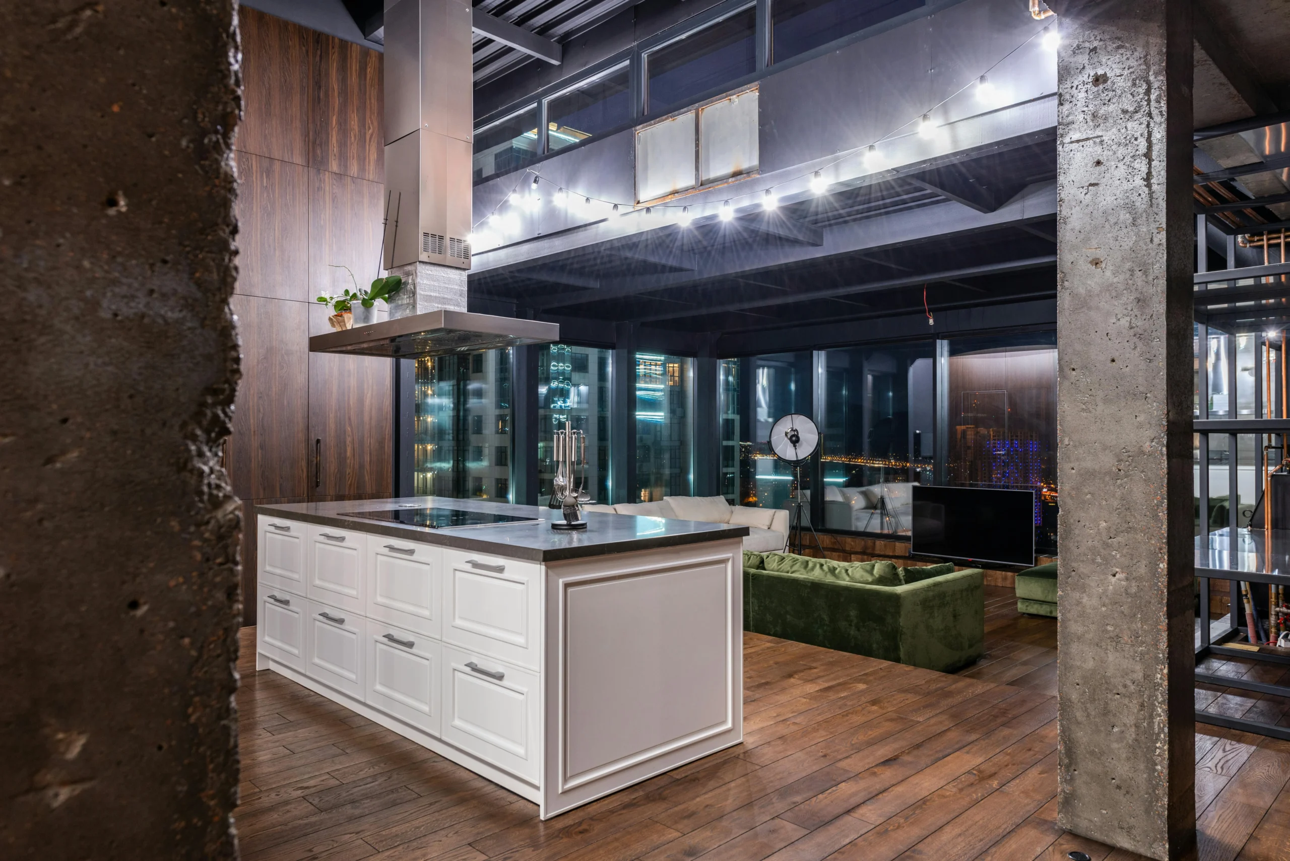 Cocina con Isla Blanca y Paneles en Madera Oscura