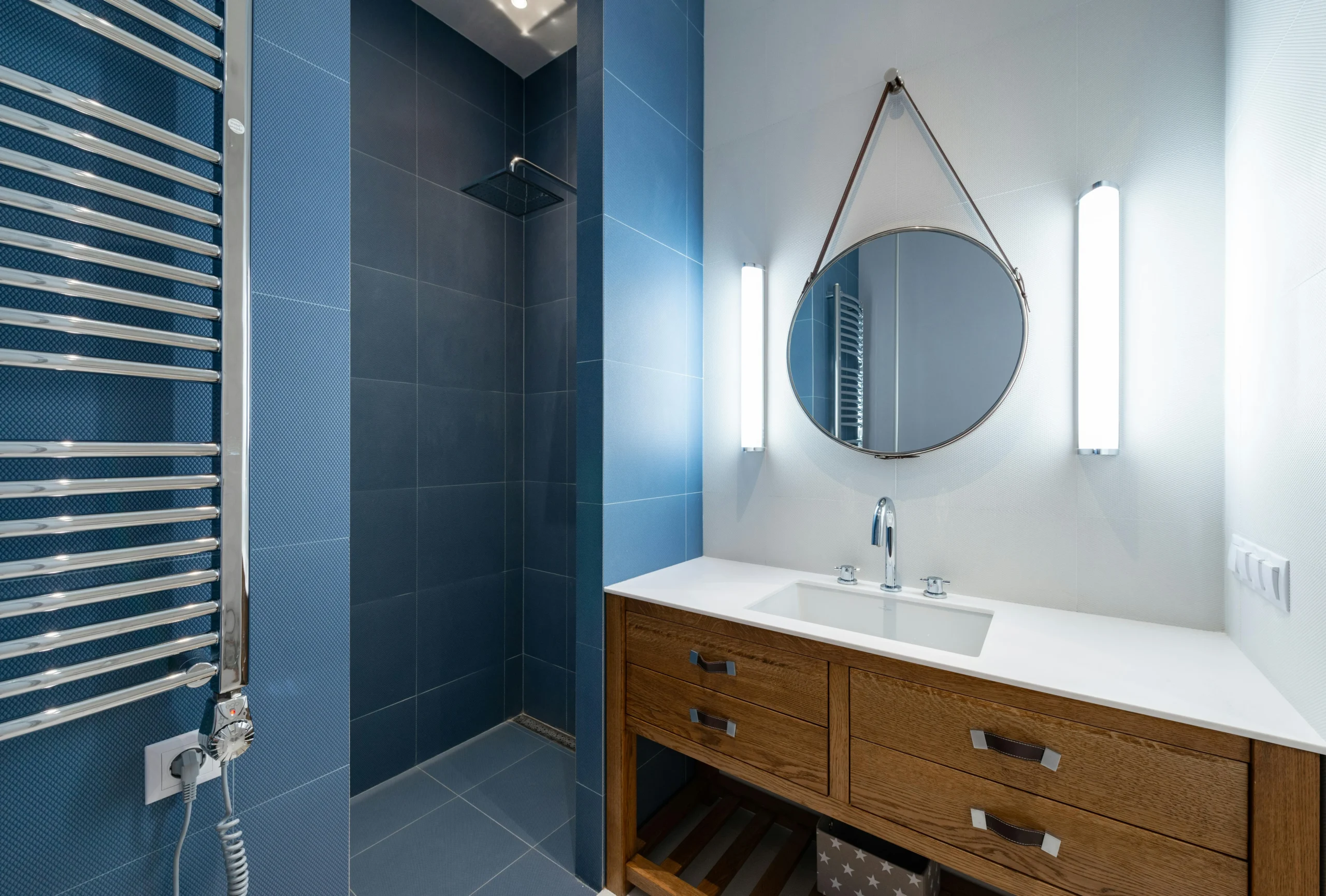 Baño en Azul Marino con Mobiliario de Madera Natural
