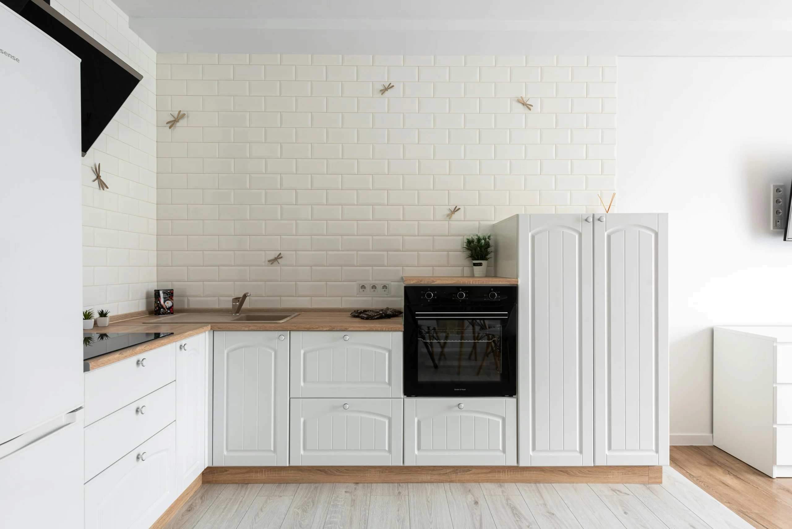Cocina en Blanco y Madera con Detalles Decorativos en Pared