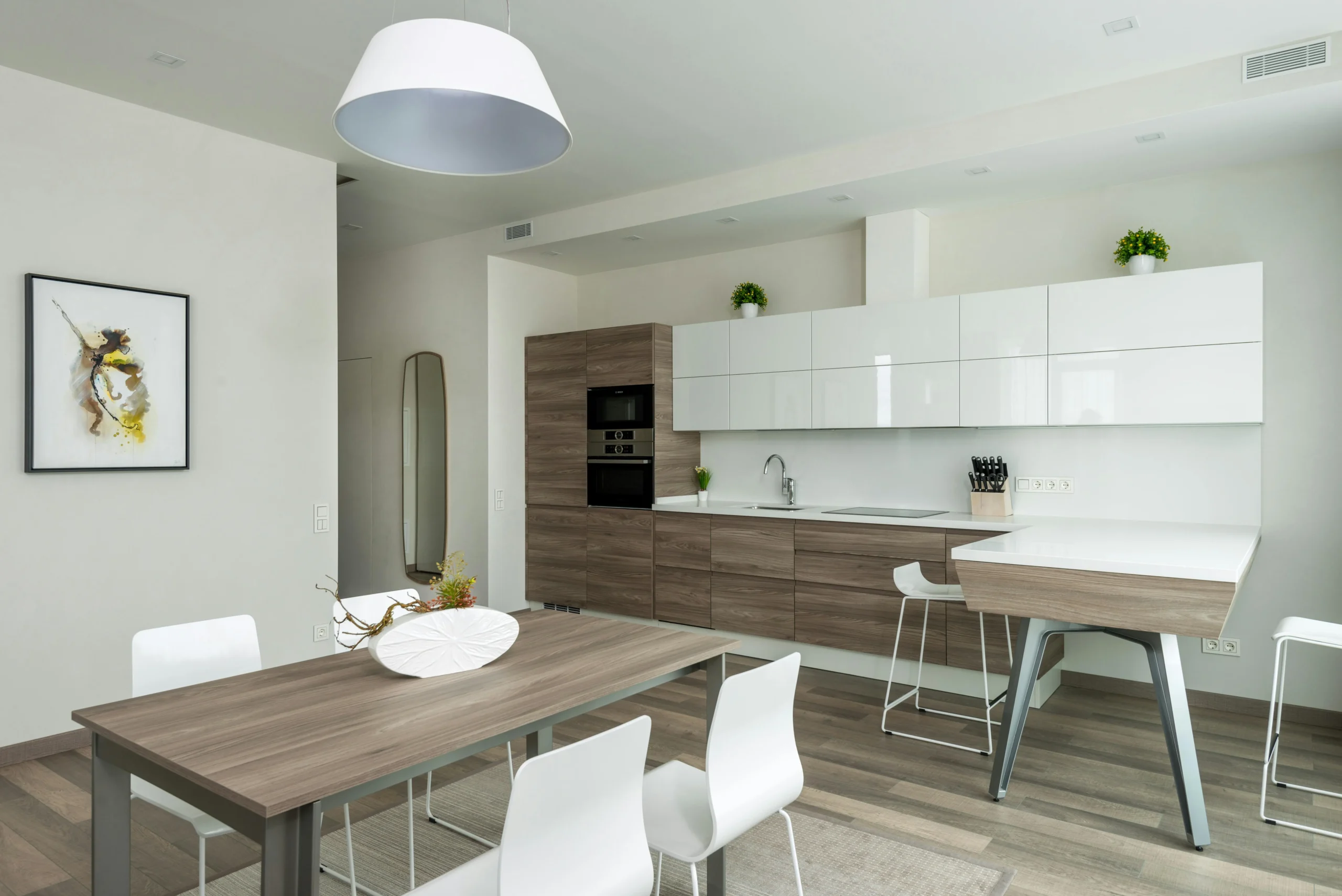 "Loft In Light" — Valencia Cocina Contemporánea en Blanco y Madera con Comedor Integrado