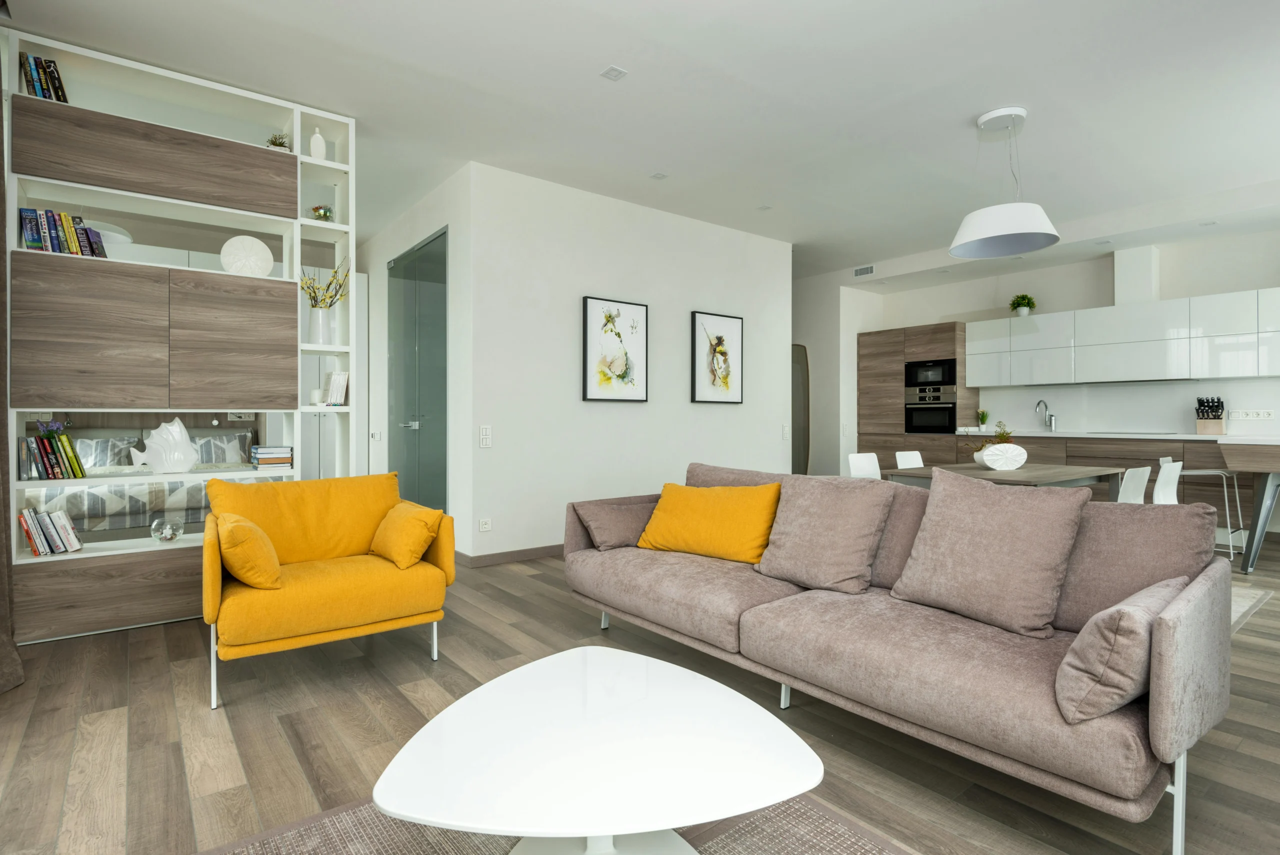 Sala-Comedor Minimalista en Gris y Amarillo con Cocina Integrada