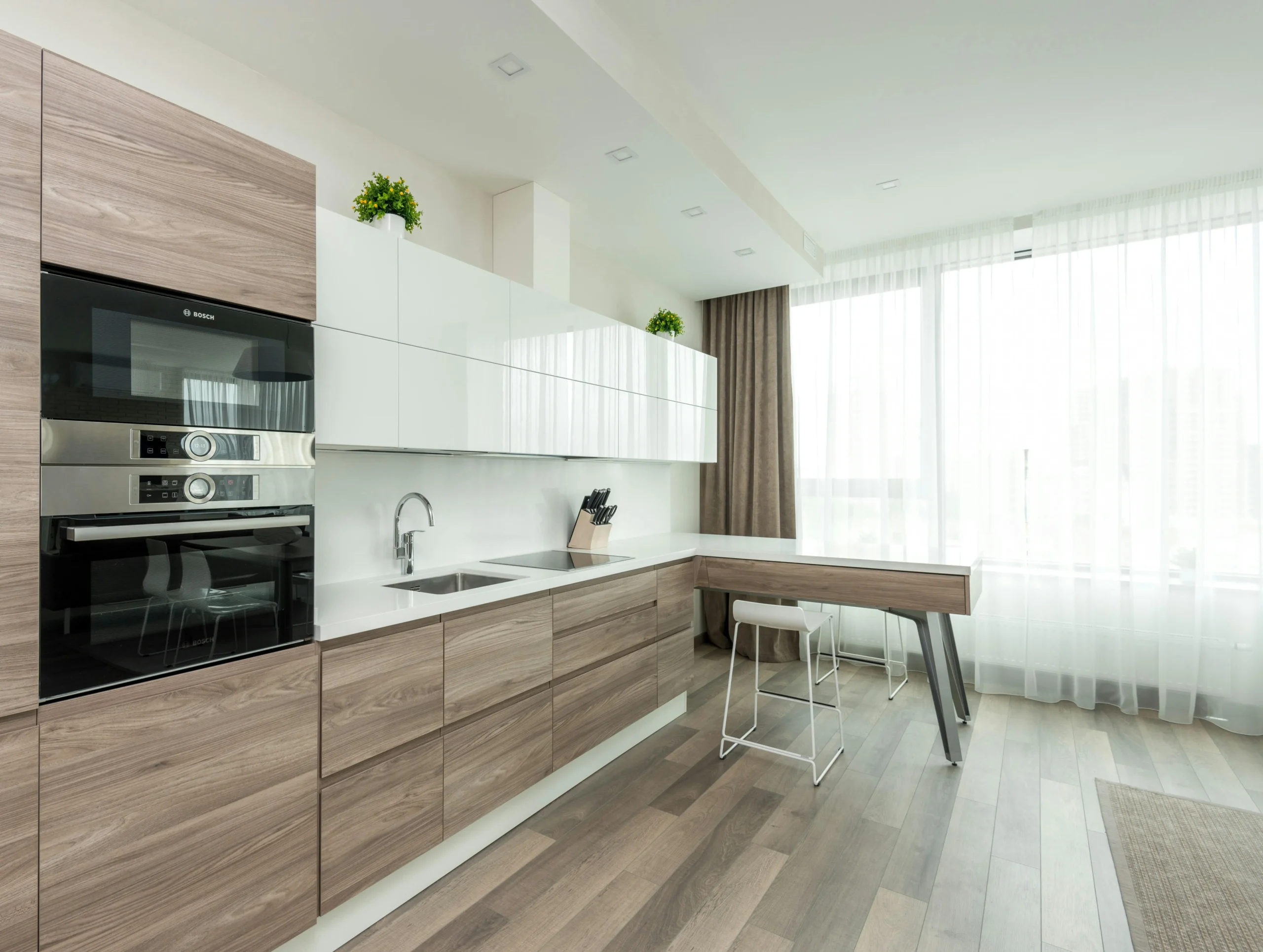 “Energy Building, Marbella” — Málaga Cocina Minimalista en Blanco Brillante y Madera Clara