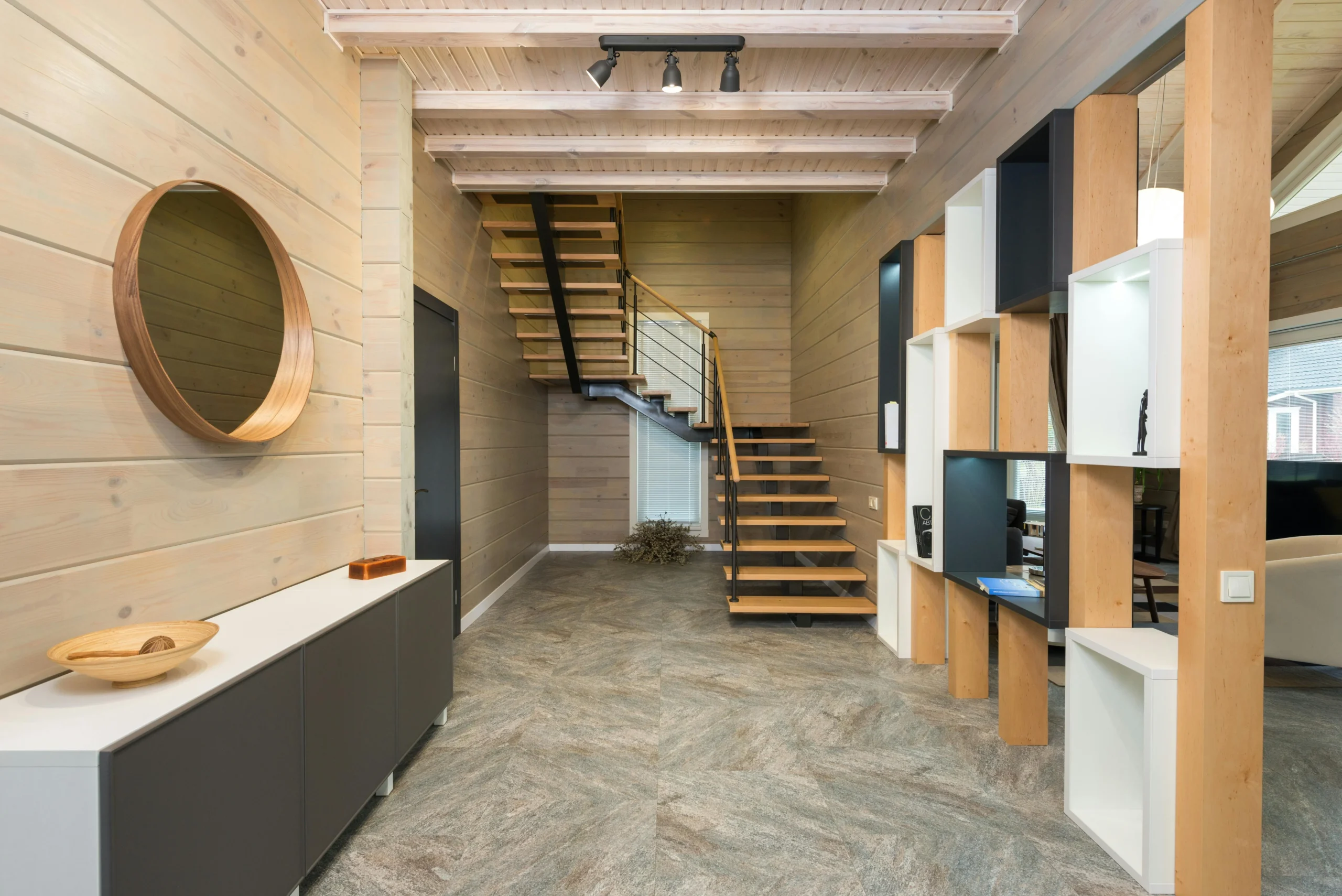 “Energy Building, Marbella” — Málaga Recibidor Contemporáneo en Madera Natural con Escalera Abierta