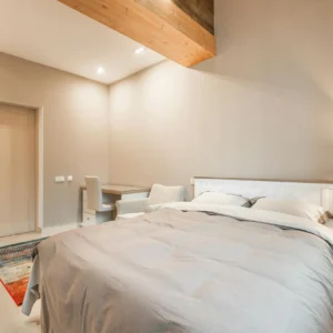 Dormitorio Contemporáneo con Escritorio Integrado y Textiles Neutros