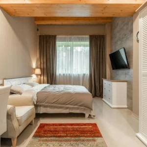 Suite Principal con Ventanal y Detalles en Madera Natural
