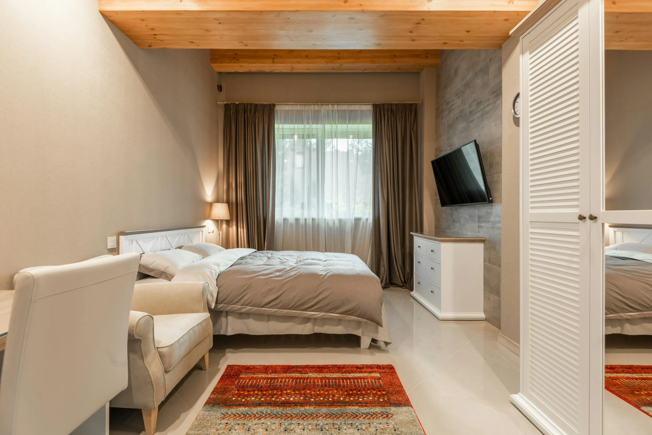 Suite Principal con Ventanal y Detalles en Madera Natural
