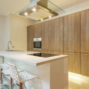 Cocina Minimalista con Isla y Campana Suspendida de Vidrio 