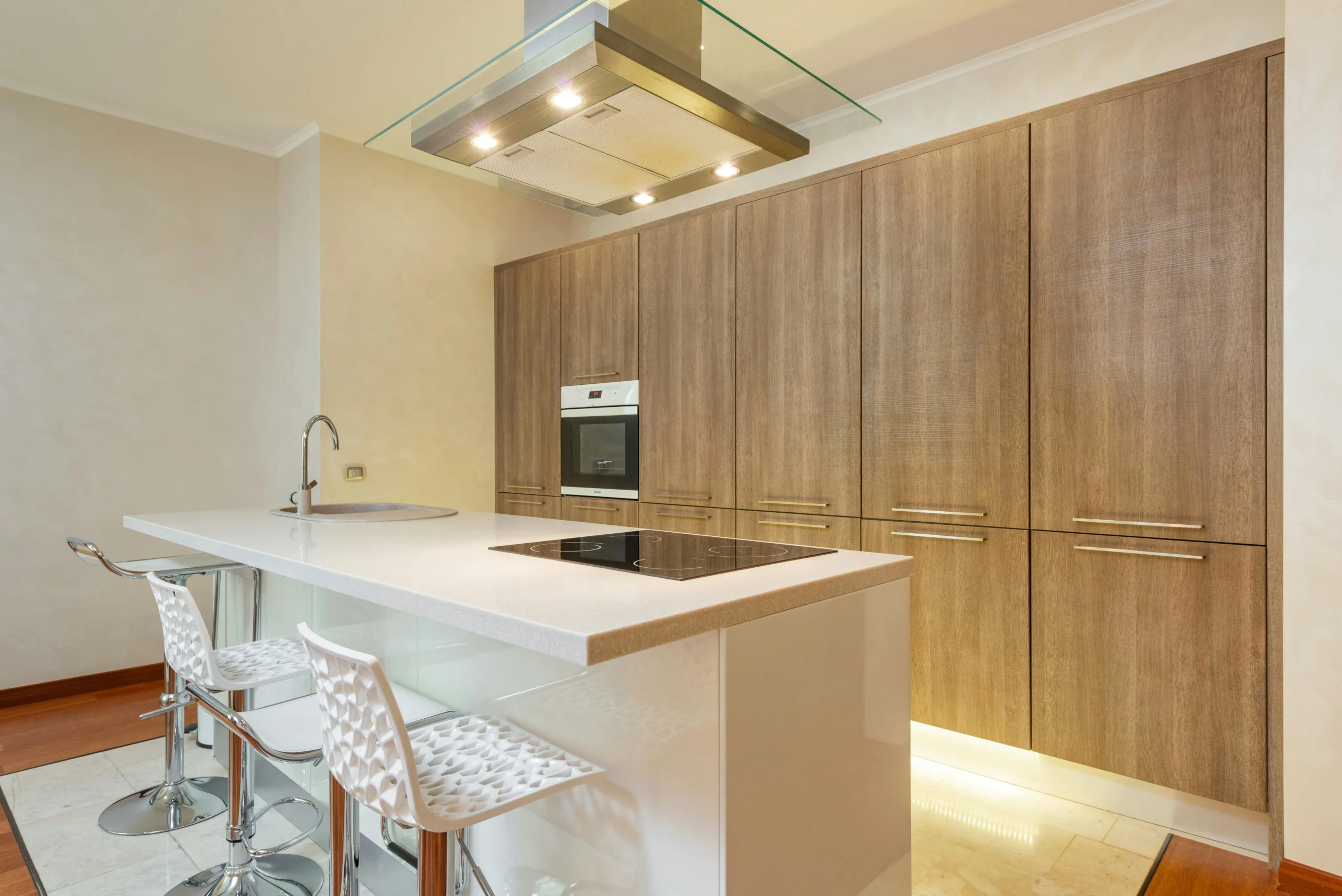 Cocina Minimalista con Isla y Campana Suspendida de Vidrio 