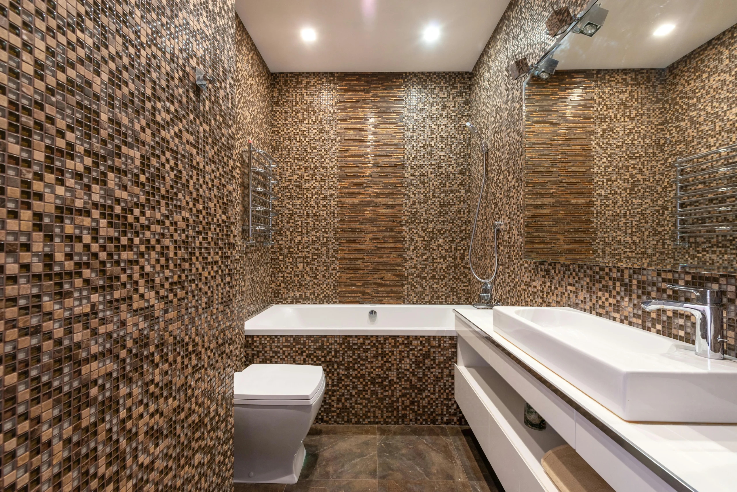 Baño Contemporáneo con Envolvente de Mosaico en Tonos Tierra