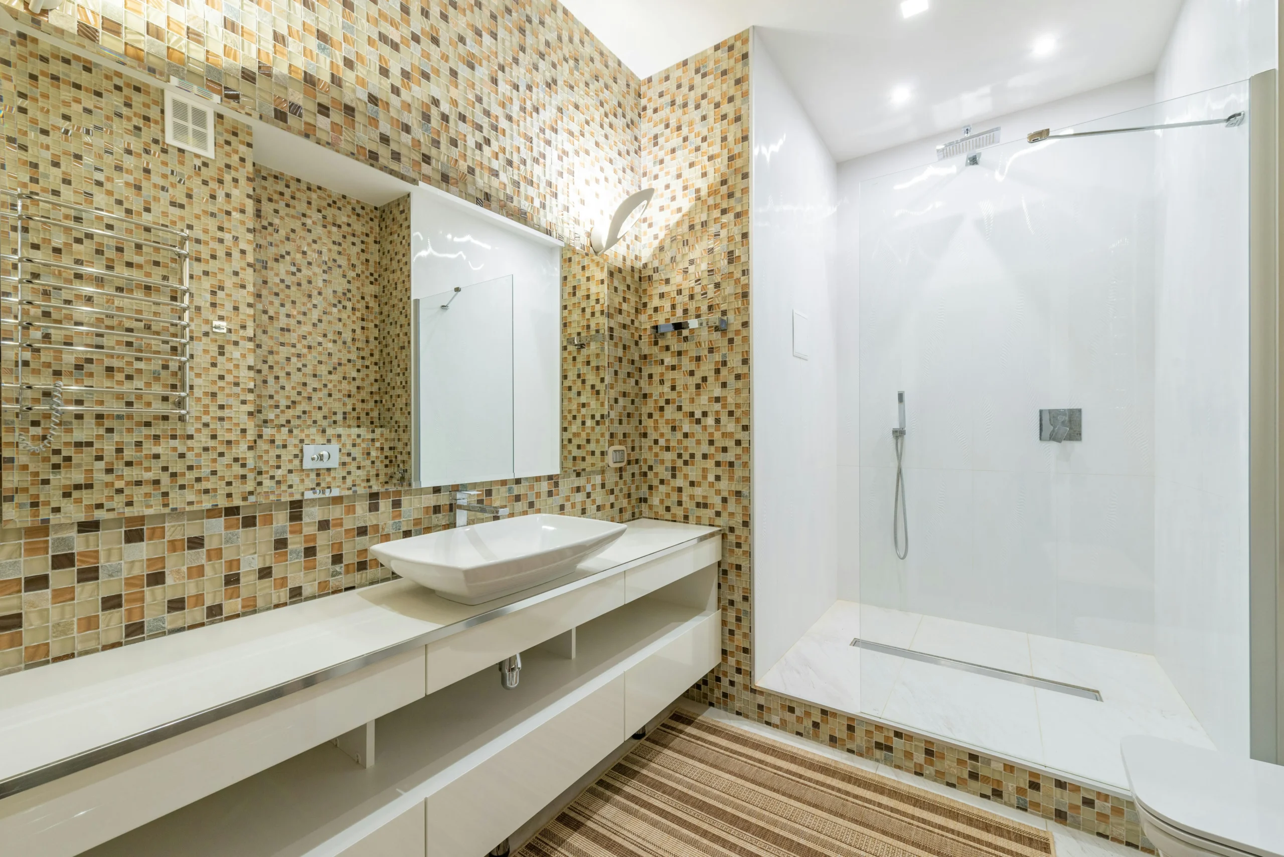 Baño Contemporáneo Luminoso con Ducha a Nivel y Mosaico en Tonos Arena
