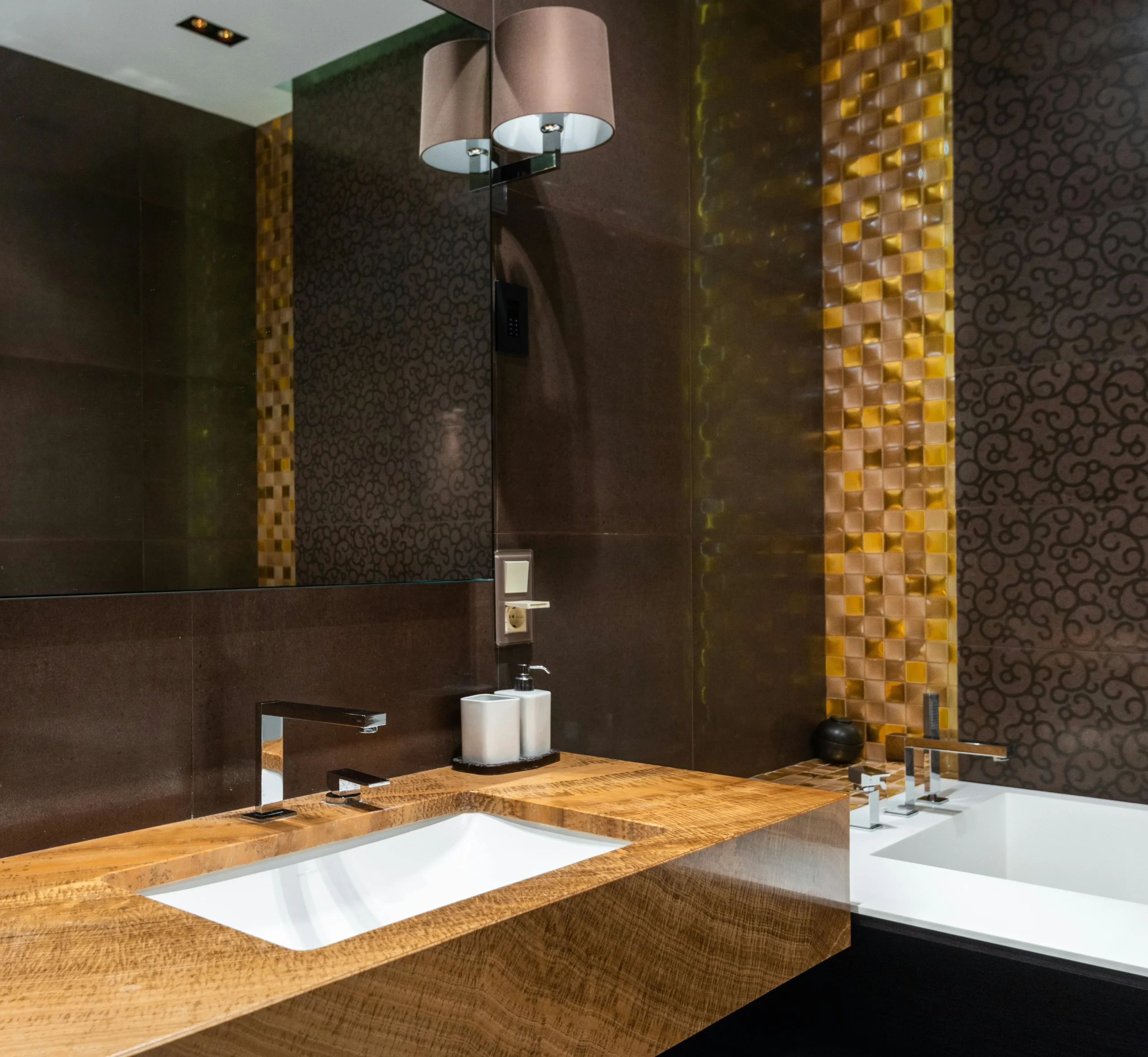 Baño Contemporáneo con Encimera de Madera Natural y Revestimiento Oscuro