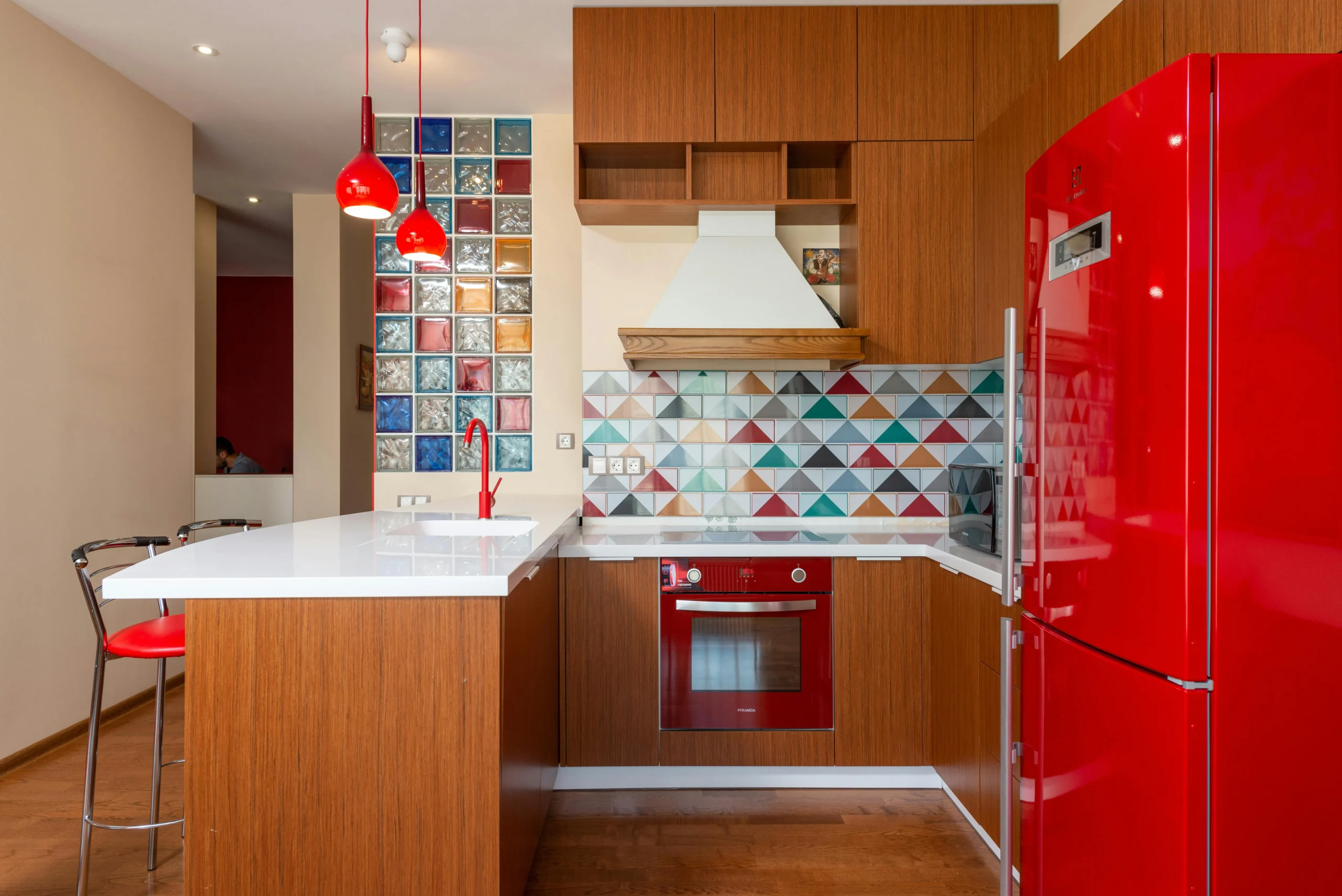 Cocina Contemporánea con Isla y Detalles en Rojo Brillante