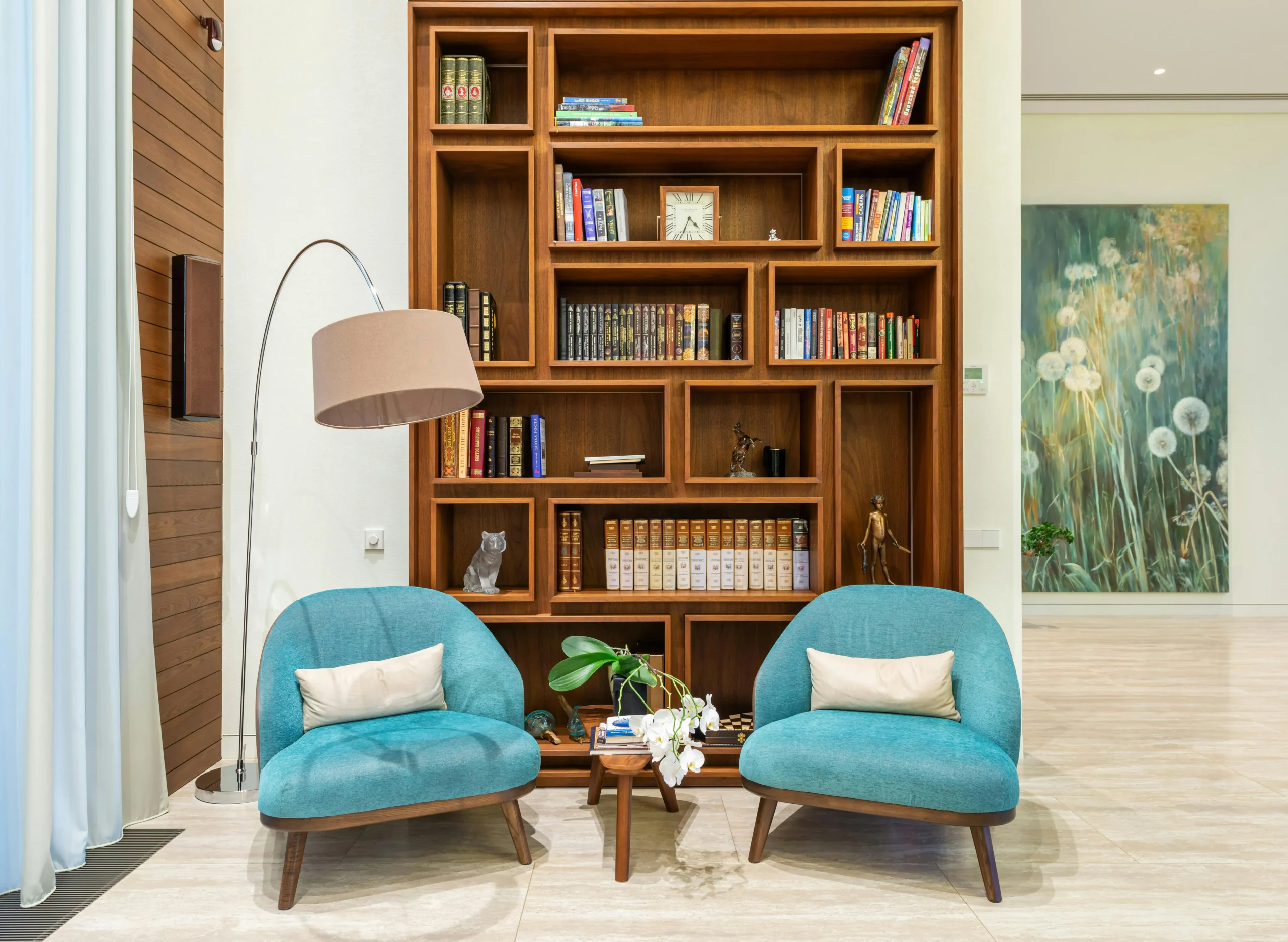 Rincón de Lectura con Biblioteca de Madera y Butacas Turquesa 