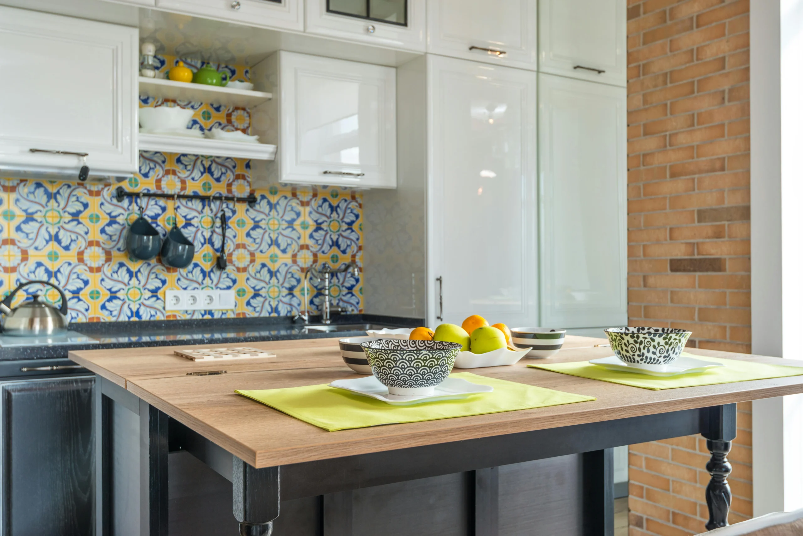 Dikigai LookBook_IMG289 Cocina Mediterránea con Encimera de Madera y Detalles Artesanales