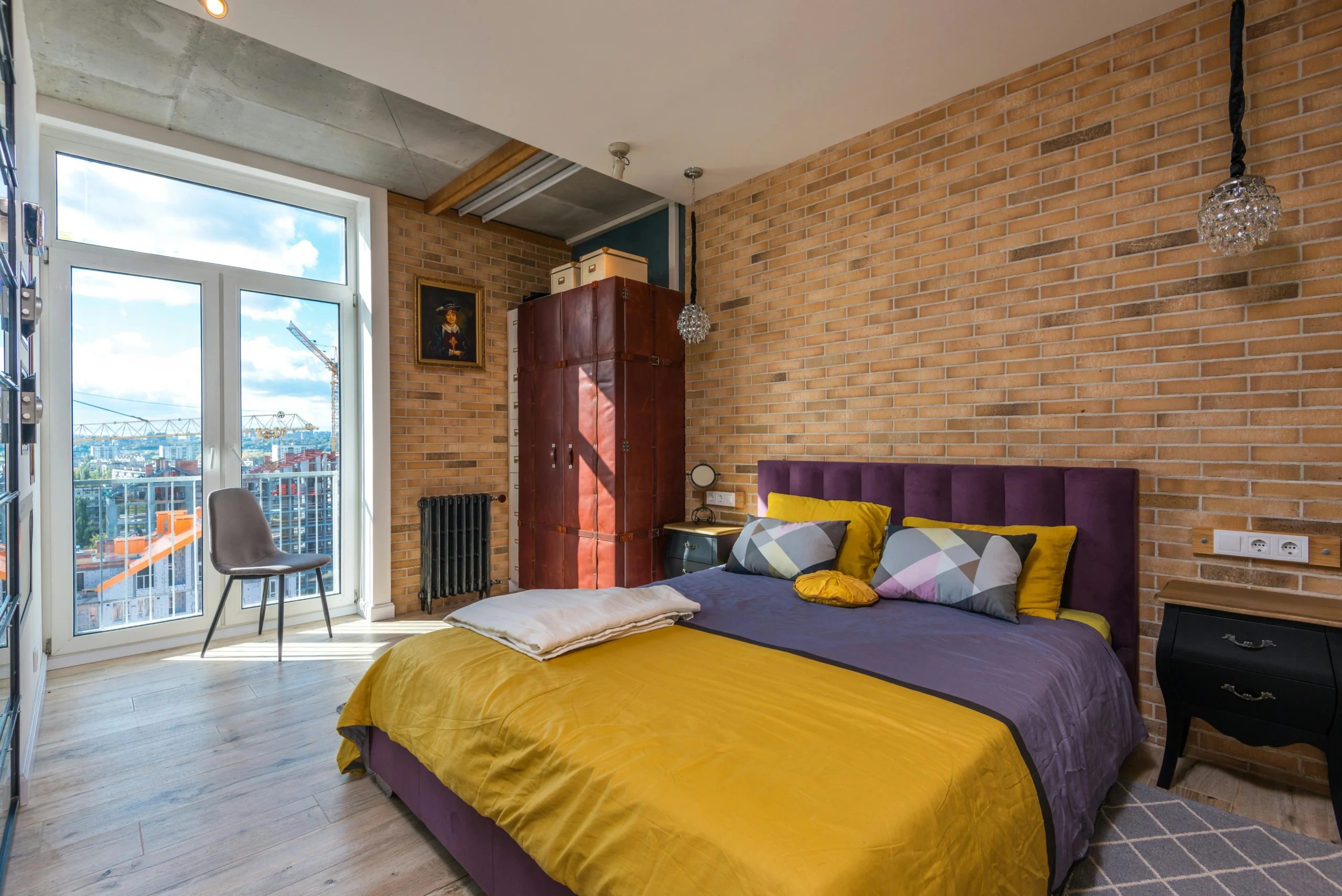 Dormitorio Industrial con Ladrillo Visto y Textiles en Mostaza y Violeta