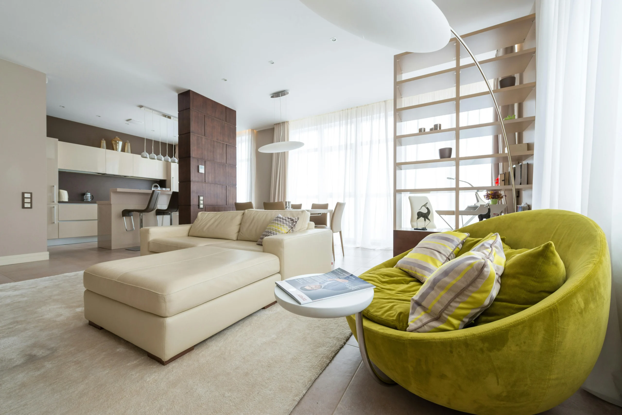 Sala Contemporánea con Sillón Verde y Luz Natural Filtrada