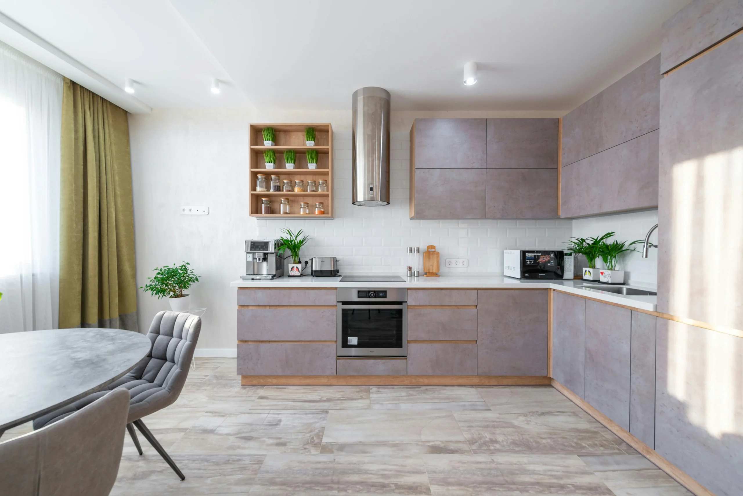 Cocina Contemporánea en Gris Cemento con Detalles de Madera Clara