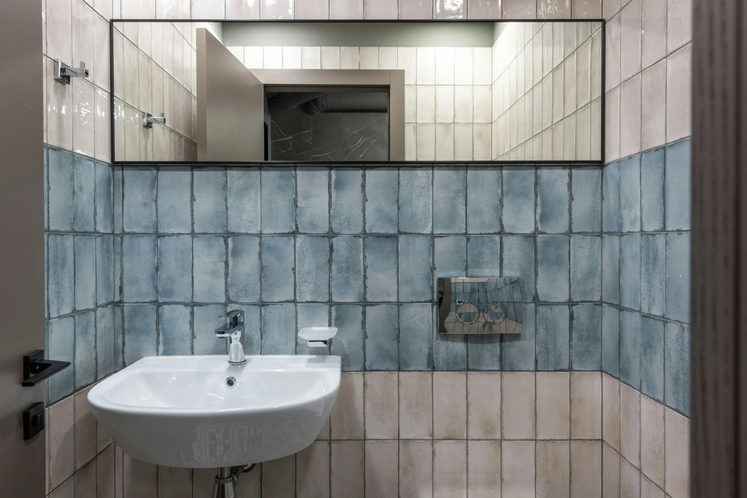 “Energy Building, Marbella” — Málaga Baño Contemporáneo con Azulejos Bicolor y Lavabo Suspendido