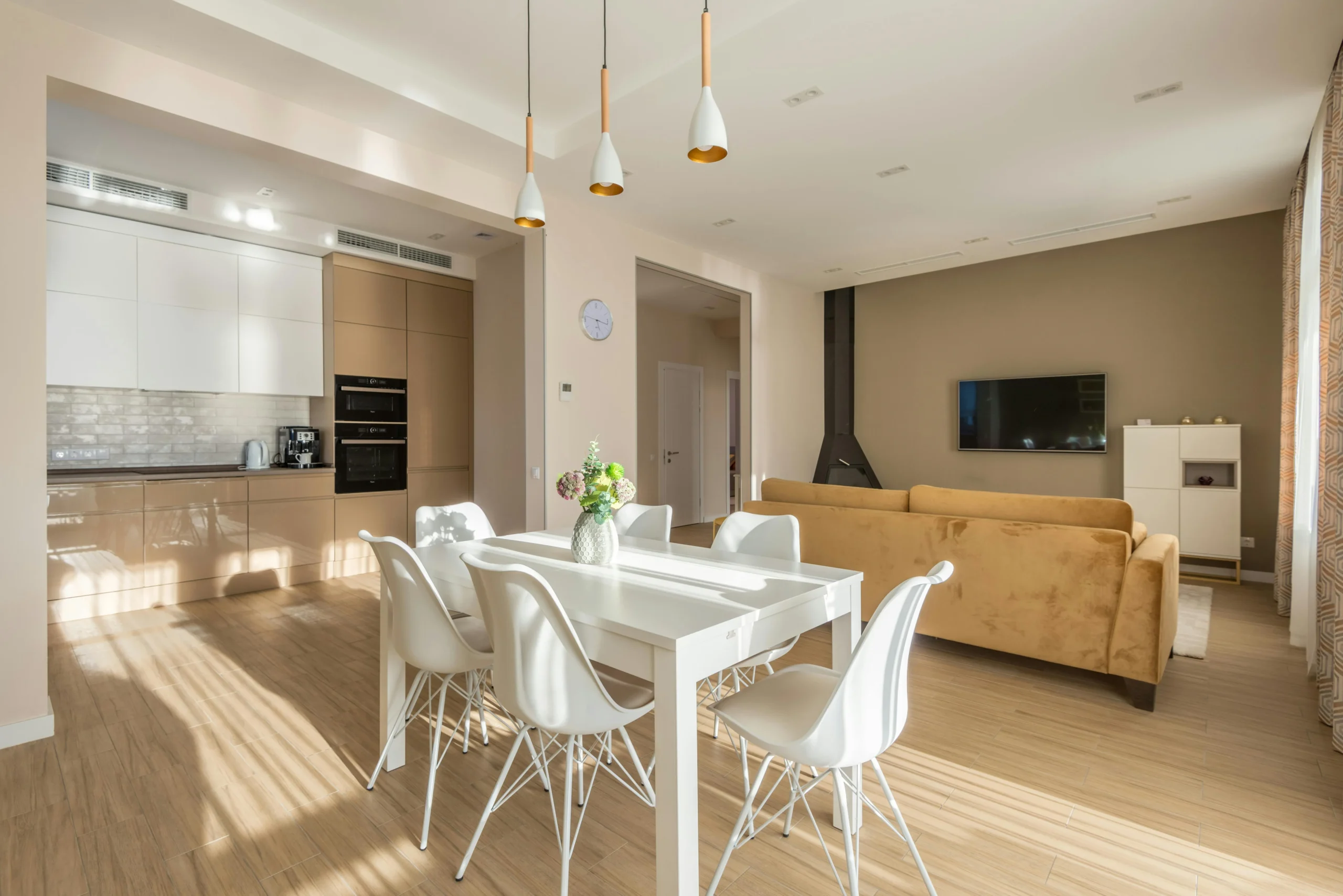 Cocina-Comedor Nórdico en Tonos Beige y Blanco