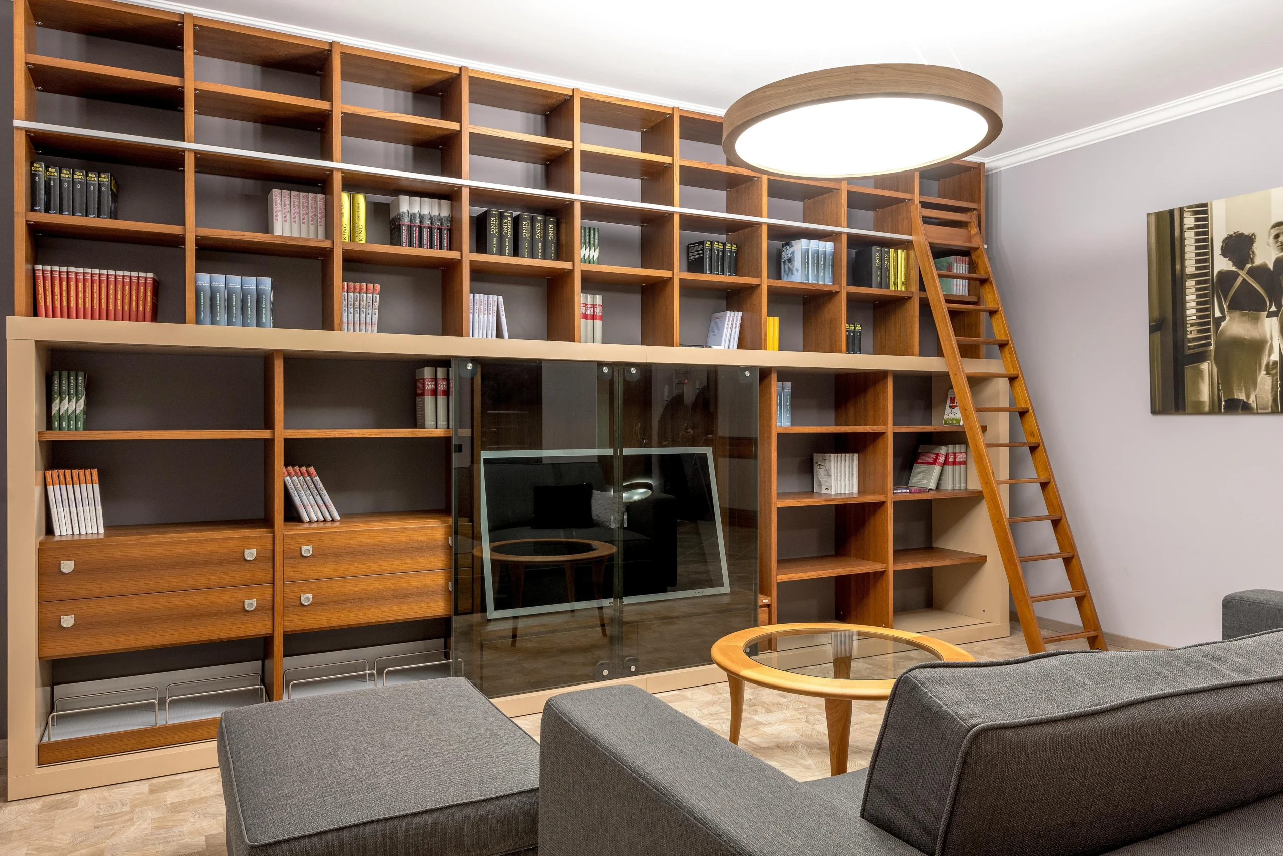 Biblioteca Moderna con Estantería a Medida y Escalera de Madera