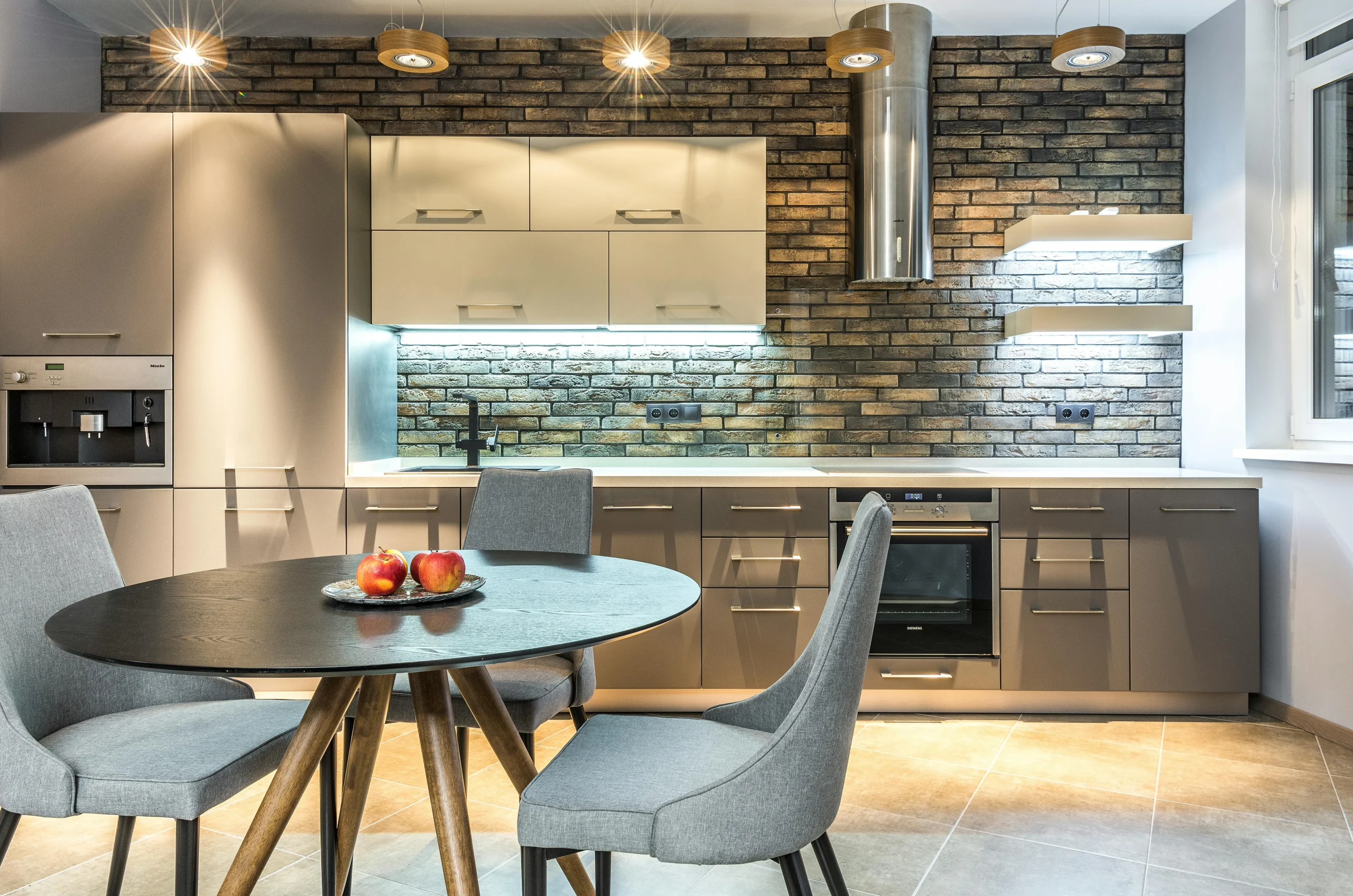 Cocina Industrial con Pared de Ladrillo Visto y Mobiliario Gris