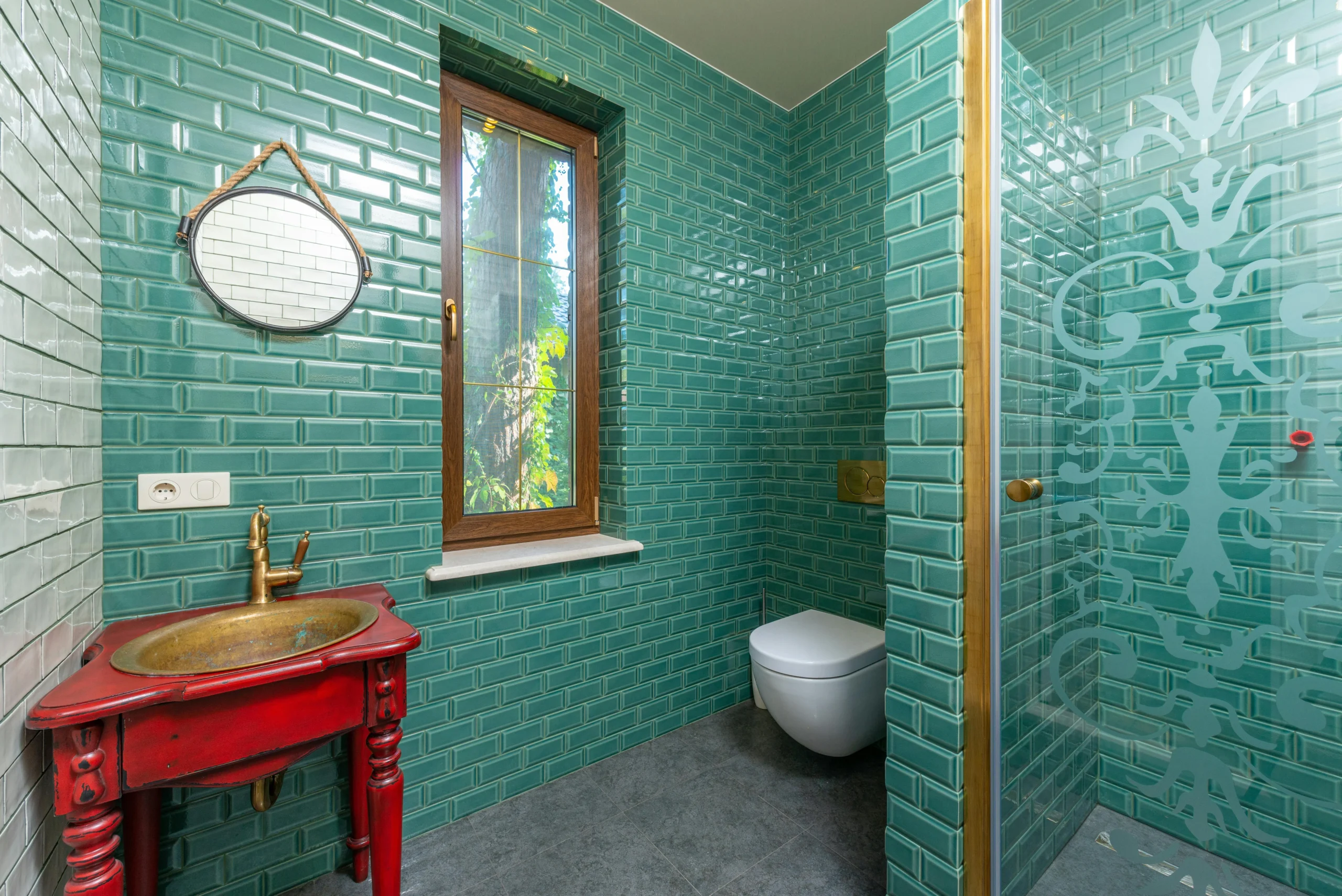 Baño con Azulejo Verde y Lavabo Vintage en Madera Roja