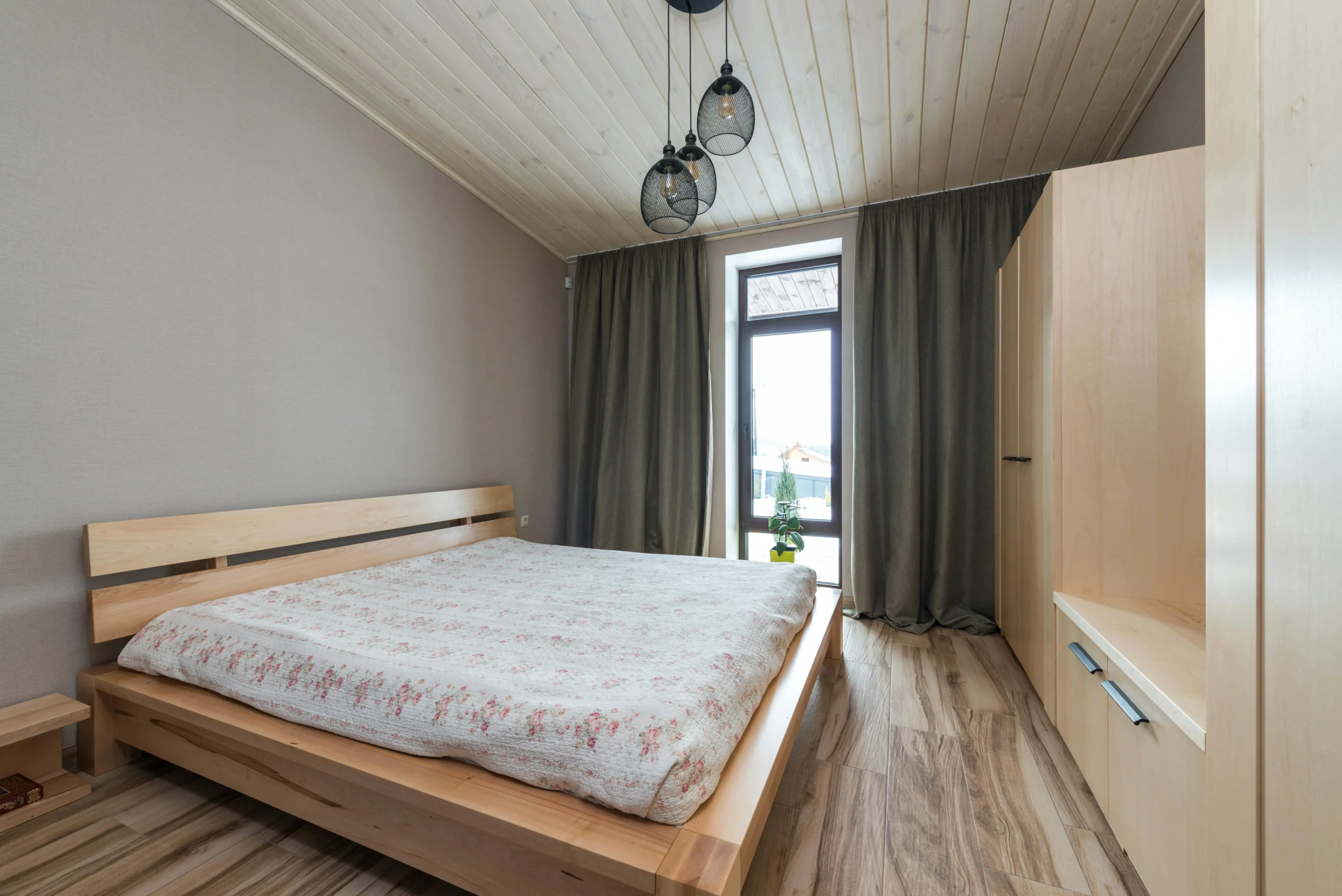"Loft In Light" — Valencia Dormitorio Minimalista con Mobiliario de Madera Clara