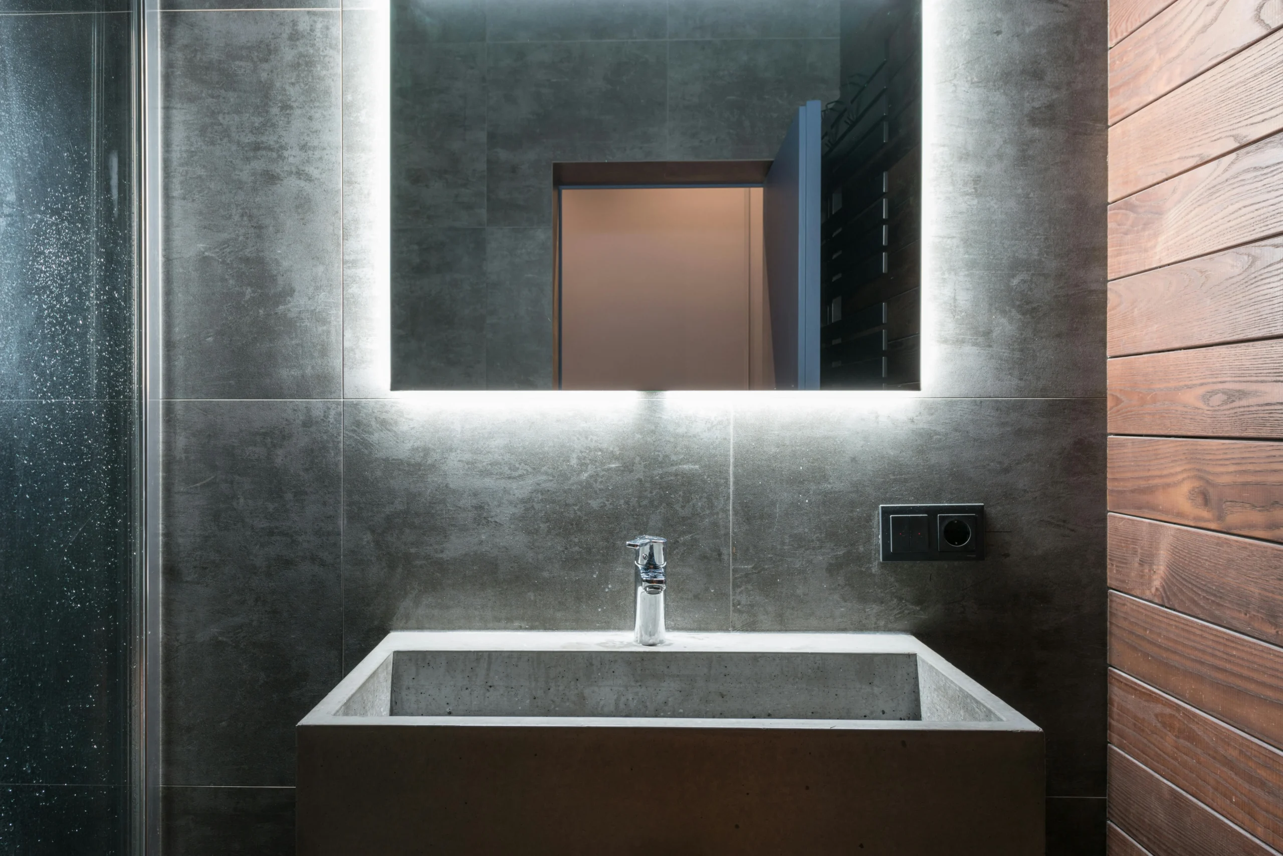 Baño Contemporáneo en Gris con Lavabo de Cemento