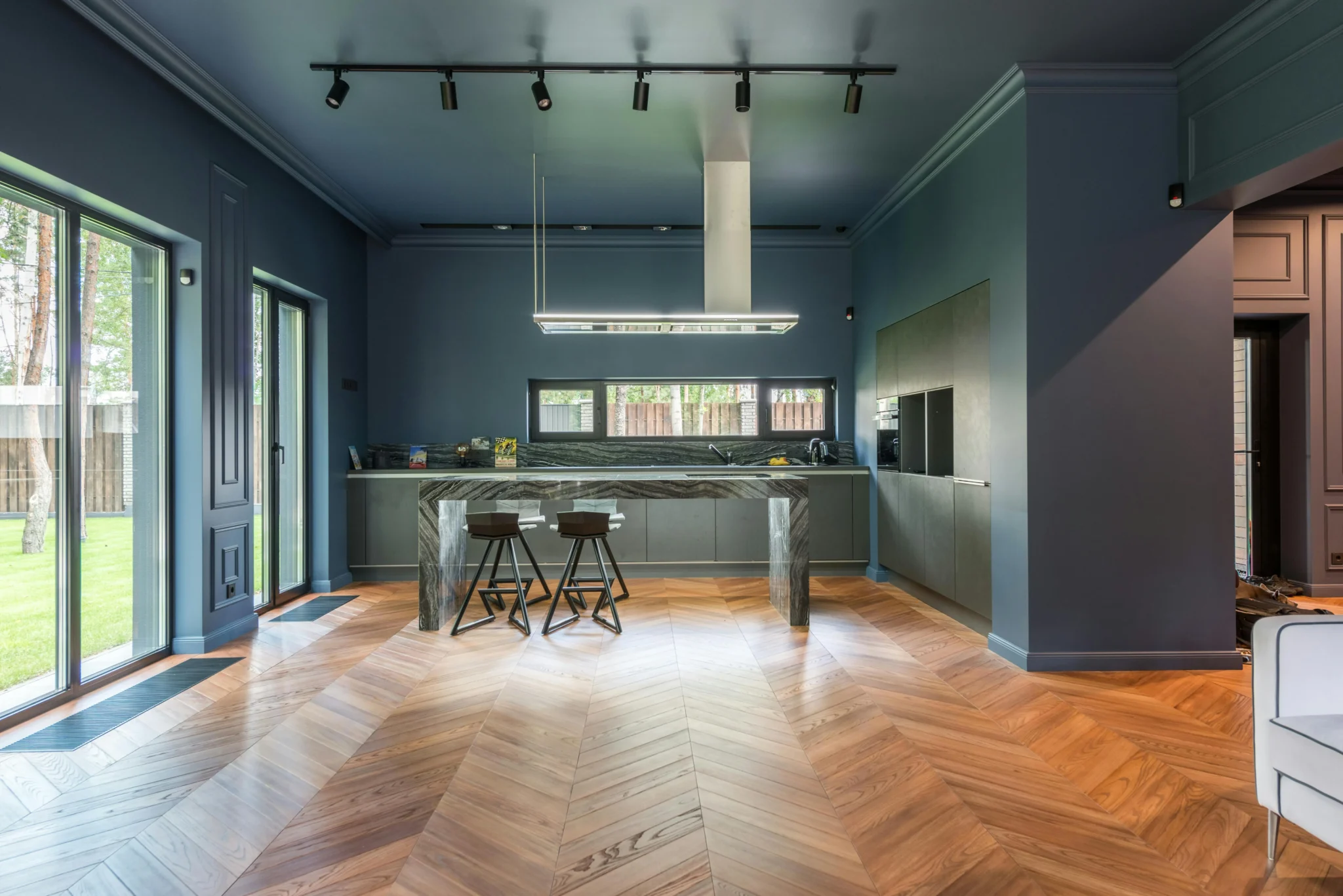 7 Estrategias para Transformar la Pintura de tu Hogar. Cocina Contemporánea en Azul Intenso con Isla de Mármol
