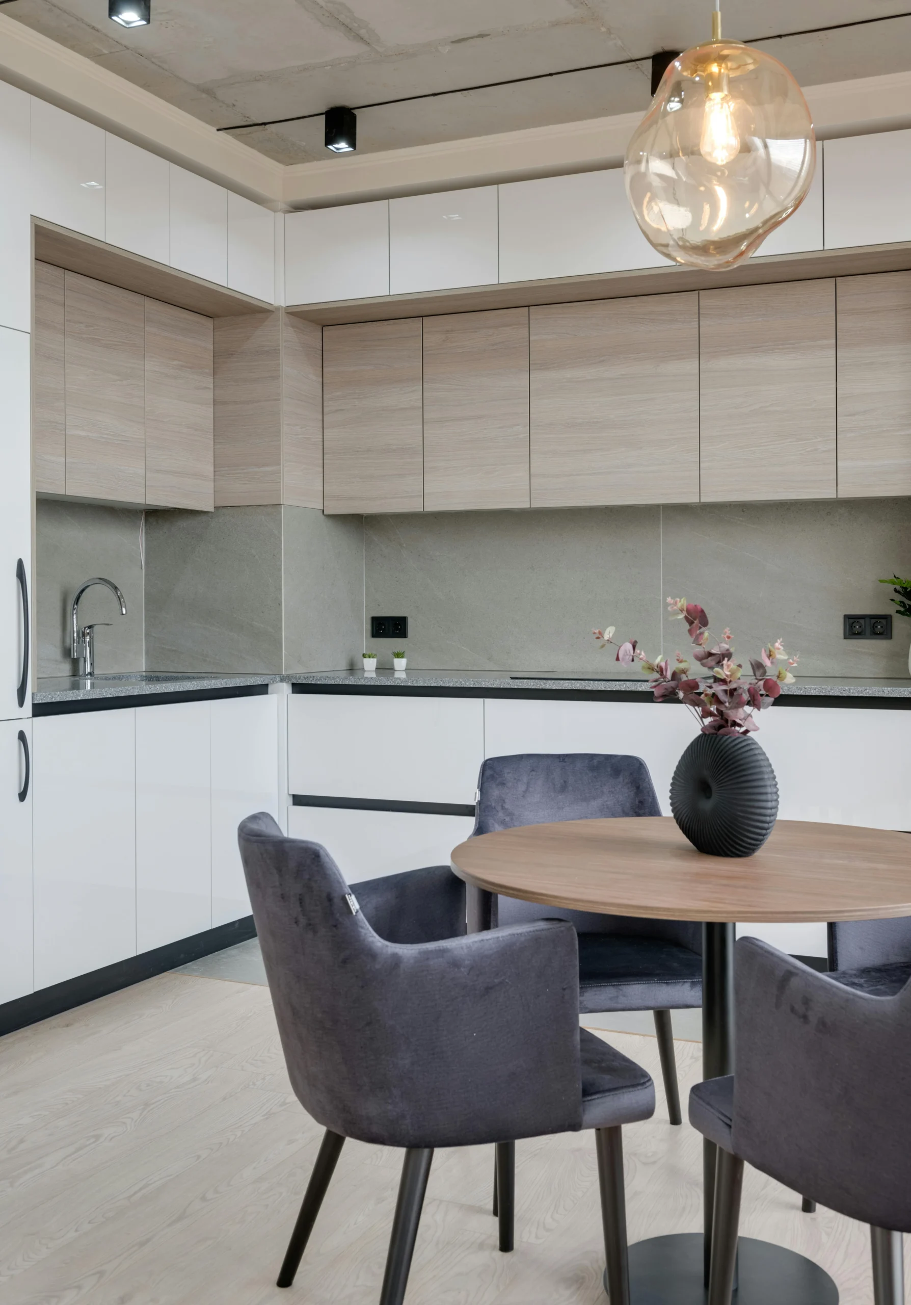 "Loft In Light" — Valencia Cocina Escandinava en Blanco y Madera con Comedor Integrado