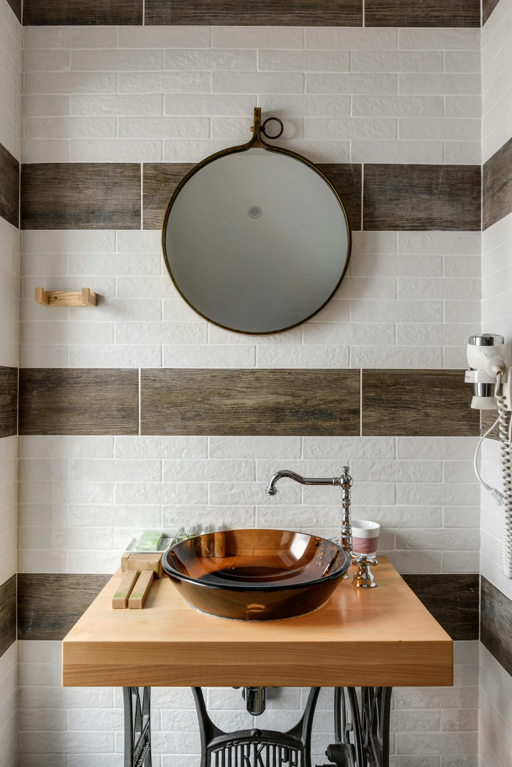 Baño Rústico Chic con Lavabo de Vidrio Ámbar